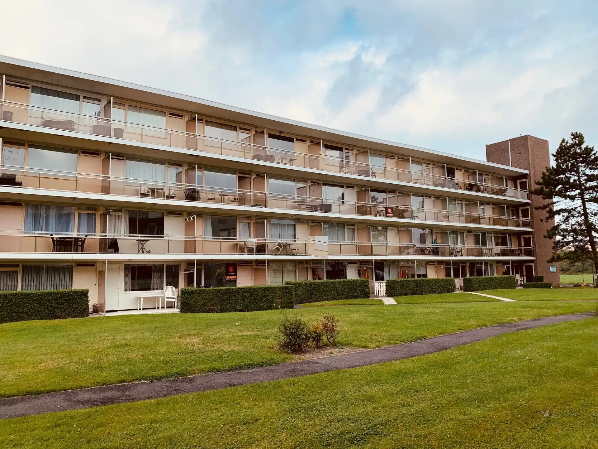 Hoofdfoto van de publicatie: Volledig gerenoveerd 1 slaapkamer appartement te koop in het Park Atlantis te De Haan aan zee.