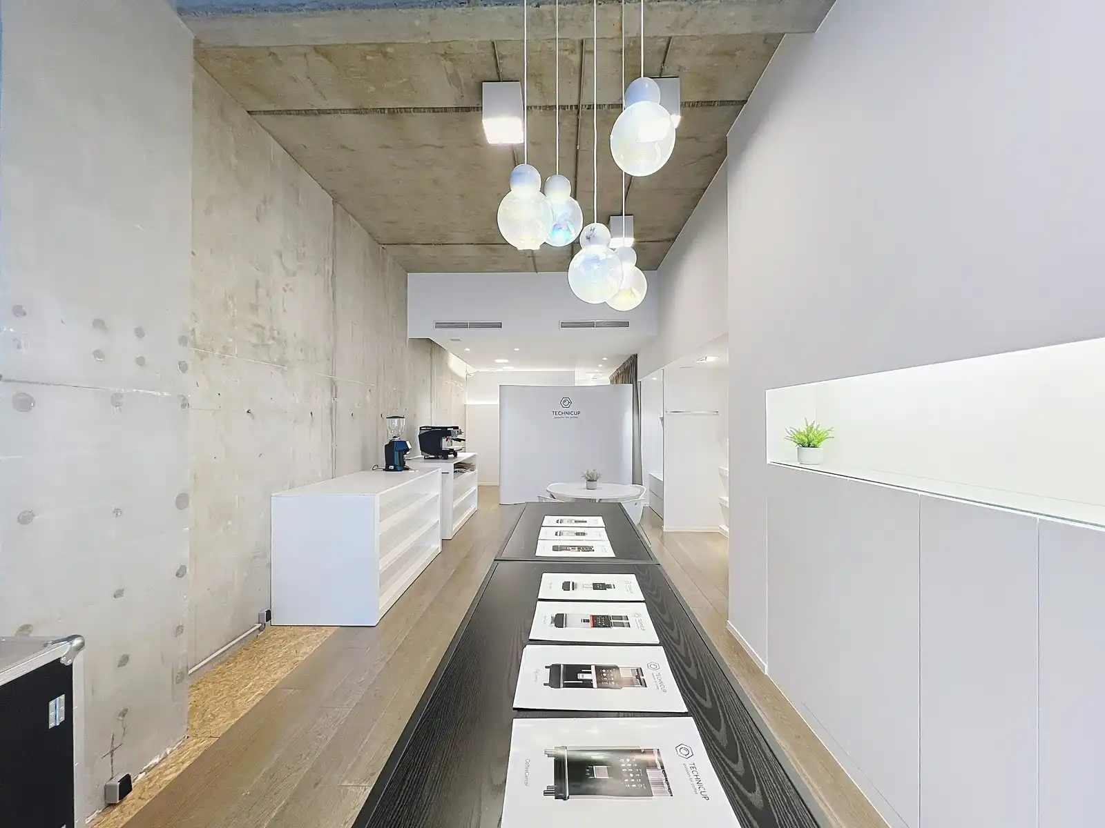 Moderne LICHTRIJKE handelsruimte TE HUUR in de stijlvolle Delaerestraat. foto 6