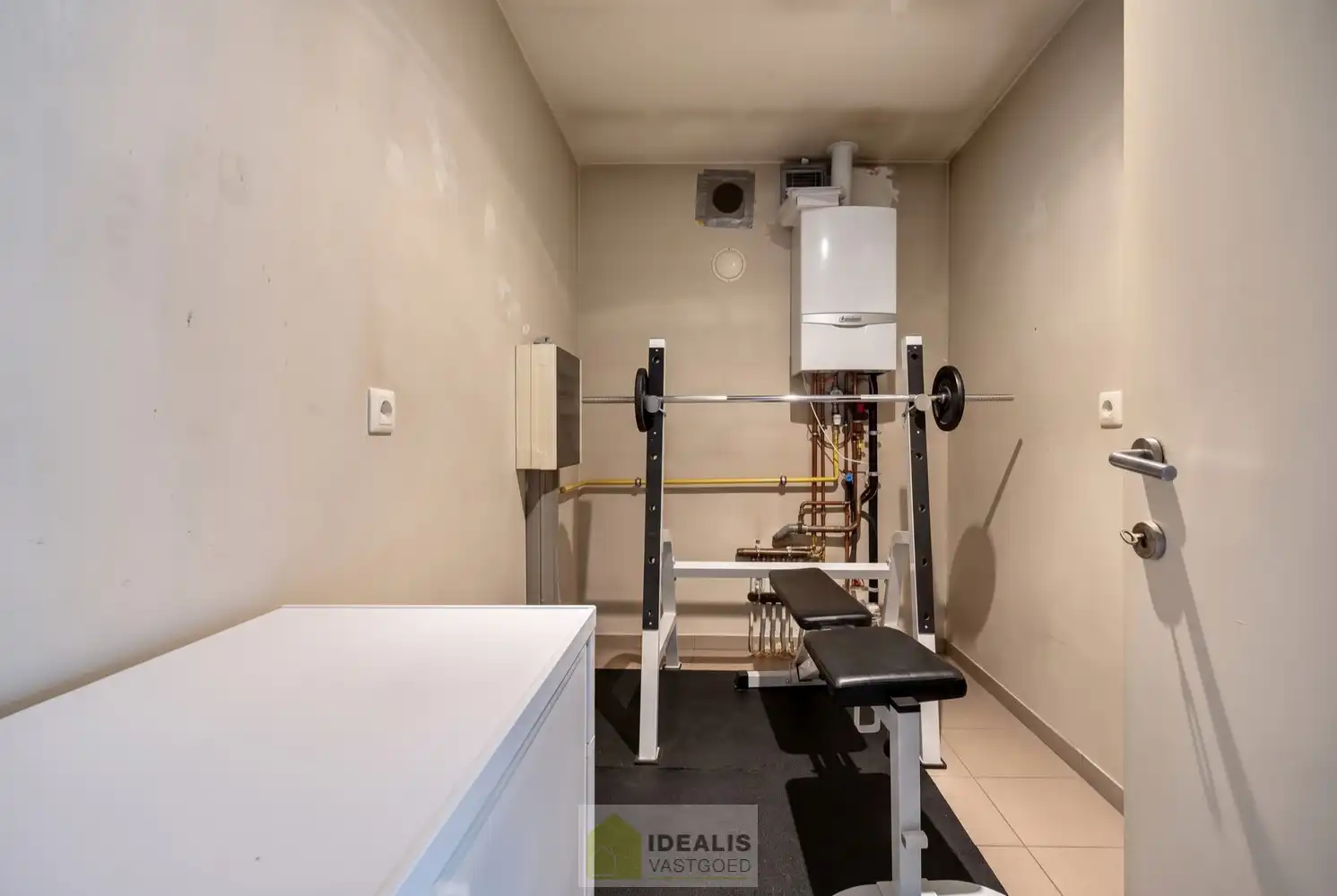 IDEALIS VASTGOED – KNAP APPARTEMENT GELEGEN OP UITERST CENTRALE LOCATIE TE OVERPELT, PELT. Dit knappe appartement met bouwjaar 2000 omvat een aangename ca.72m² en  biedt plaats aan een lichtrijke leefruimte met aansluitend goed onderhouden keuken, 2 knappe slaapkamers, badkamer en dakterras! Een fraai appartement, zeer geschikt voor kandidaten op zoek naar betaalbare woonruimte vlak bij het centrum van (Over)Pelt! foto 17
