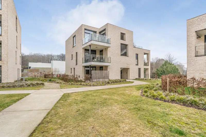 Recent en energiezuinig, gelijkvloers appartement met tuin, autostaanplaats en berging foto {{pictureIndex}}