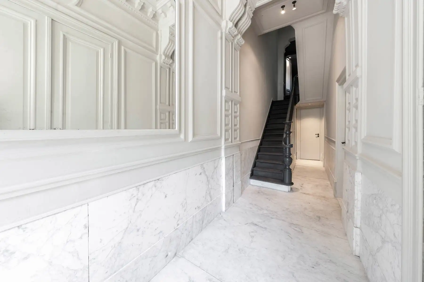 Stijlvol gerenoveerde herenwoning aan de voet van het KMSKA foto 16