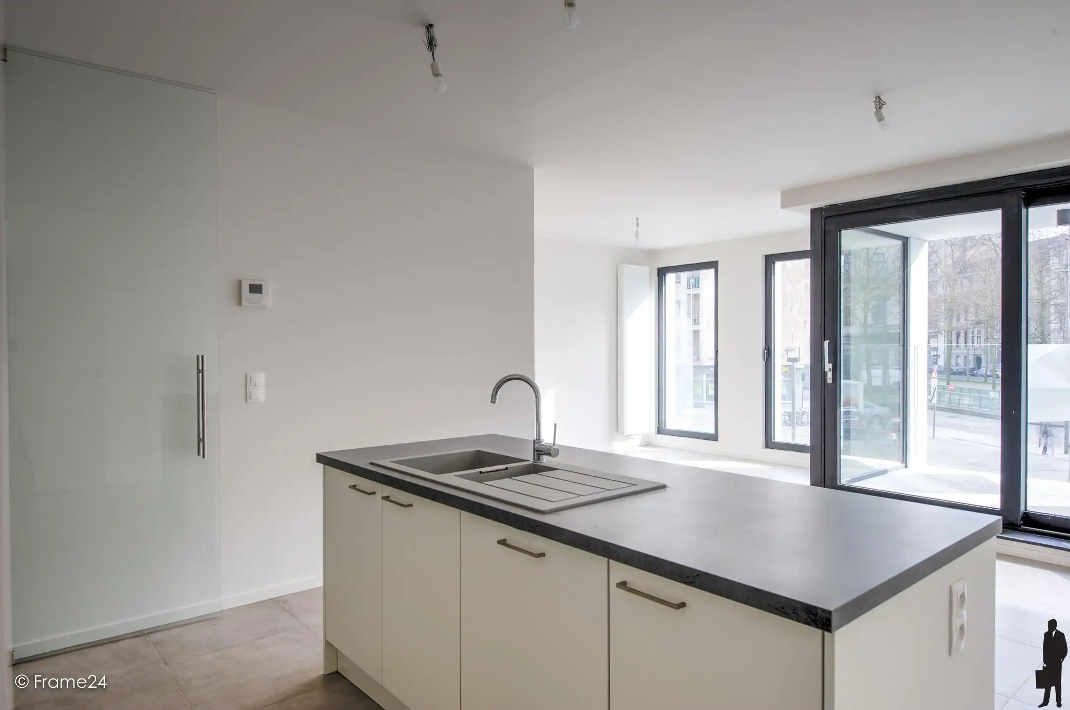 Lichtrijk 2-slaapkamerappartement met terras en staanplaats! foto 3