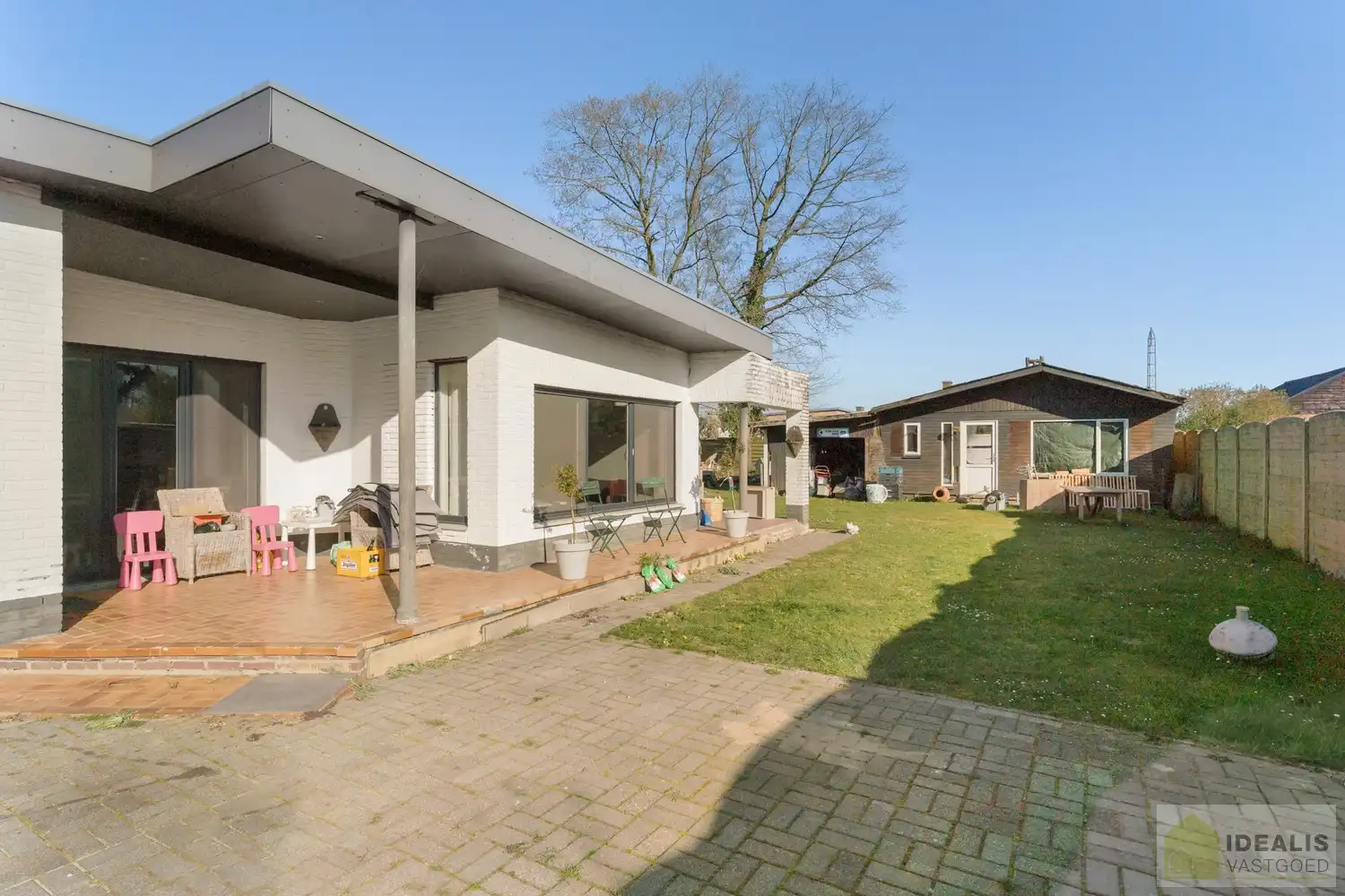 IDEALIS VASTGOED - CHARMANTE INSTAPKLARE GEZINSWONING MET EEN LICHTRIJKE LEEFRUIMTE, MODERNE OPEN KEUKEN MET KOOKEILAND, 3 RUIME SLAAPKAMERS EN BADKAMER. DE WONING IS GELEGEN OP EEN PRACHTIG PERCEEL VAN 12A 68CA! Deze knappe bungalow omvat een aangename 140m² bewoonbare oppervlakte met een lichtrijke woonkamer met aansluitend een moderne open keuken met kookeiland (voorzien van alle comfort), 3 ruime slaapkamers en een badkamer. De woning biedt verder een kelderverdieping en een zeer ruime tuin. Een unieke kans voor kandidaten op zoek naar een instapklaar huis voorzien van alle faciliteiten op een hele fijne locatie tussen de centra van Oudsbergen, Bree en Peer! foto 21