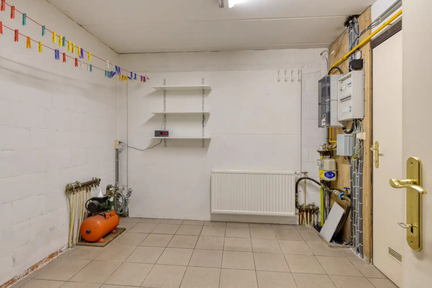 Halfopen bouwgrond met goed ingerichte dubbele garage foto 8