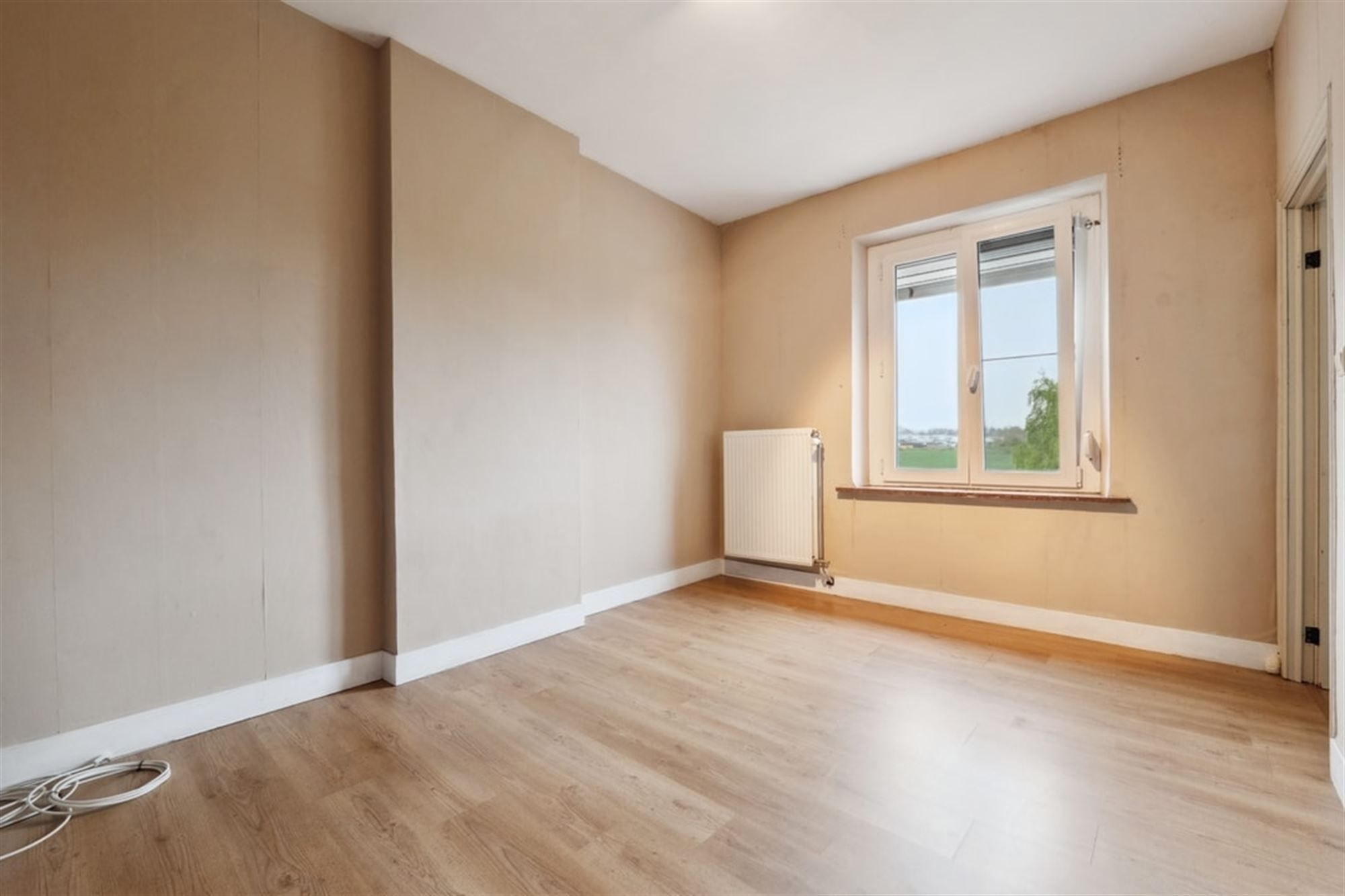 KNUSSE RIJWONING VLAKBIJ HET CENTRUM VAN LANDEN   foto 14