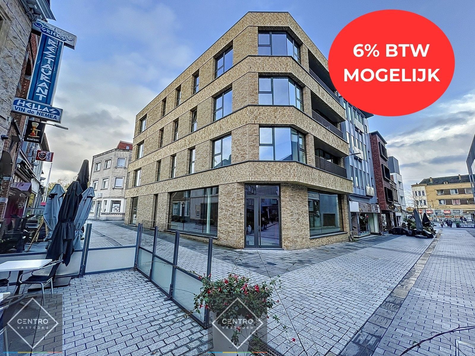 Laatste maanden aan 6% BTW ! Volledig afgewerkt en geschilderd NB-appartement (103m²) met RUIM zonneterras (26m²) pal in het CENTRUM van Kortrijk ! foto 1