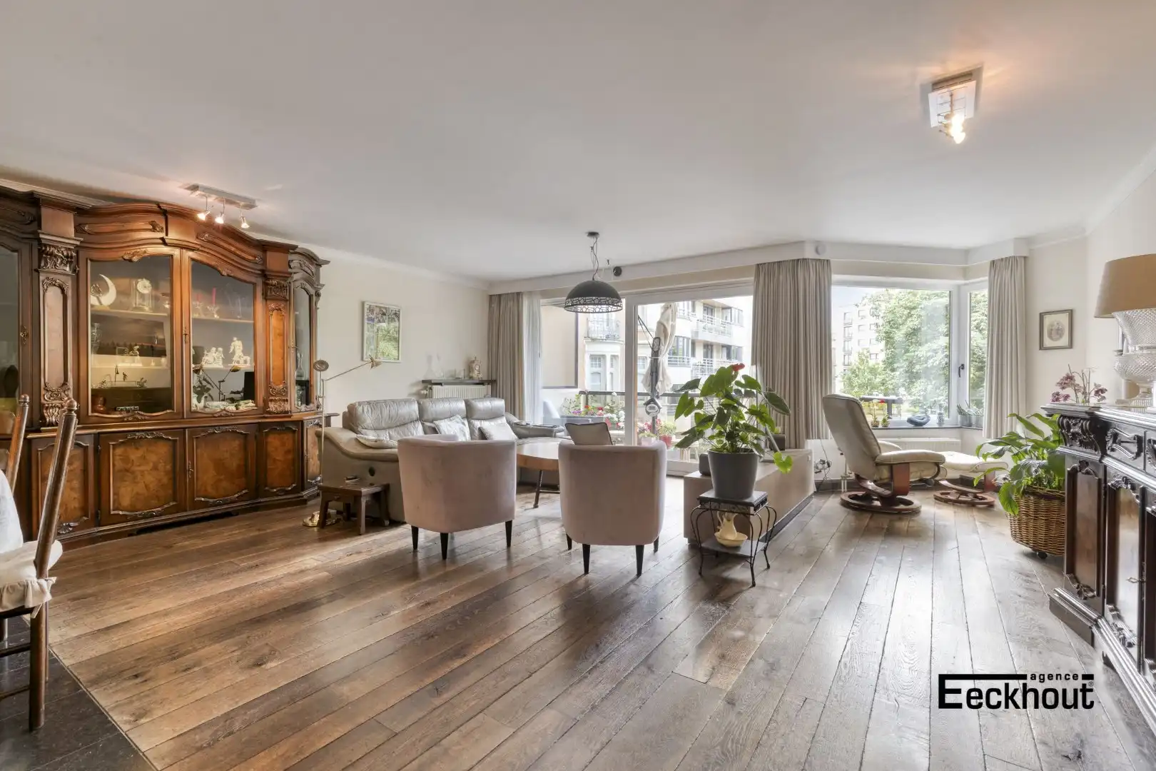 Ruim 3-slaapkamer appartement met zonneterras aan het Prinses Stefanieplein te Oostende foto 2