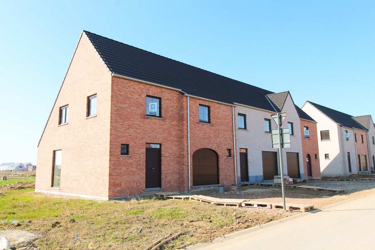 Halfopen nieuwbouwwoning met garage Roeselare foto {{pictureIndex}}