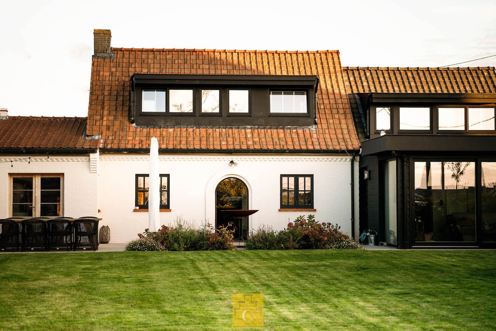 knap gerenoveerde gezinswoning, landelijke stijl met eigentijdse toets, met zonnige tuin en parking foto {{pictureIndex}}