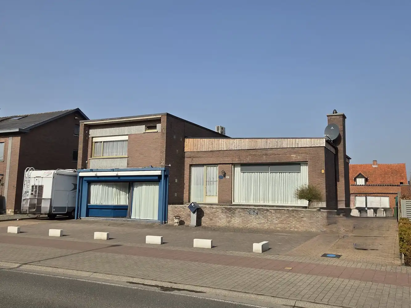 Hoofdfoto van de publicatie: Woonhuis met aangebouwd werkatelier of polyvalante ruimte en garage aanbouwen
