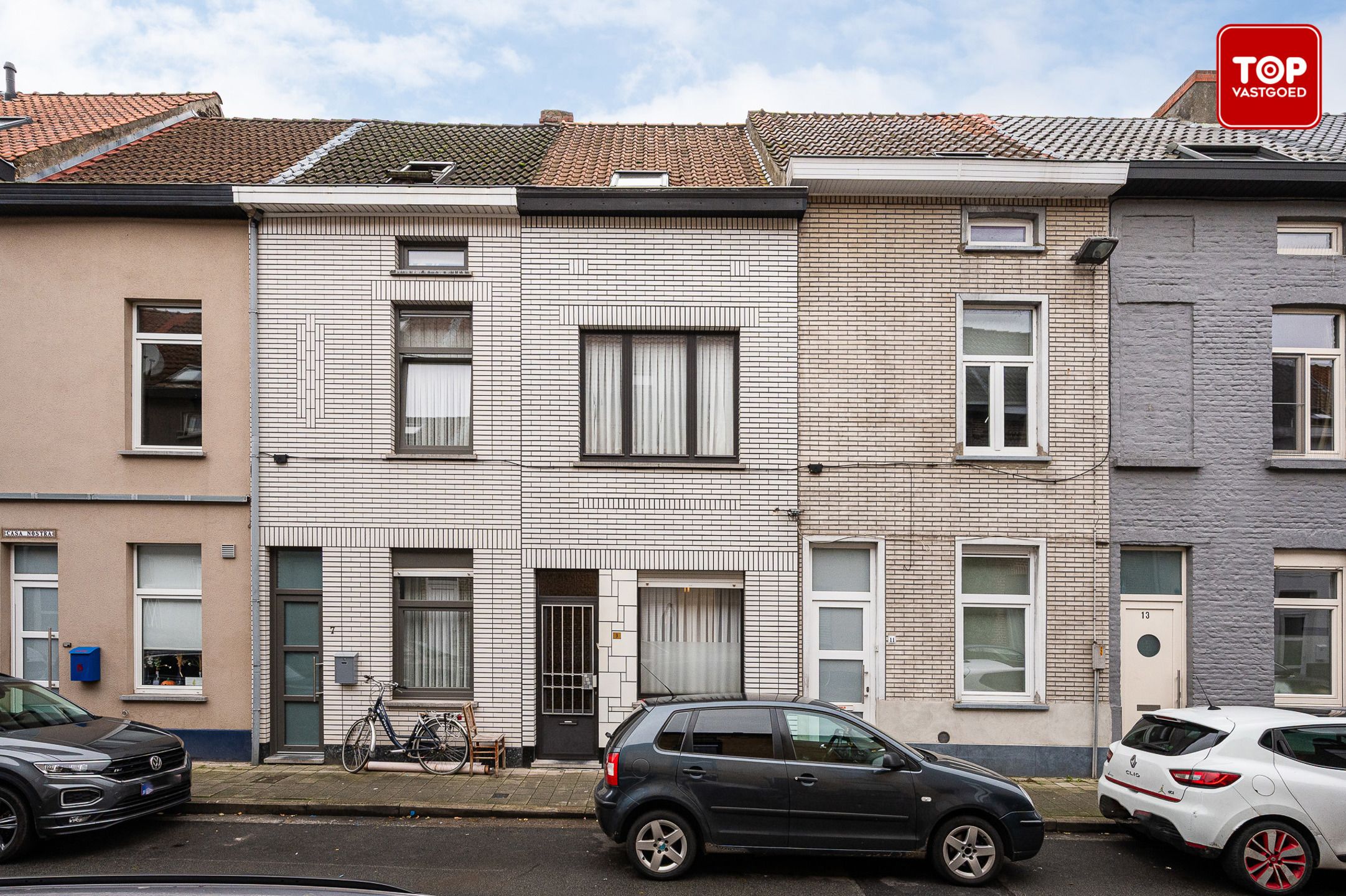 Instapklare stadswoning met 4 slaapkamers en ruime koer. foto {{pictureIndex}}