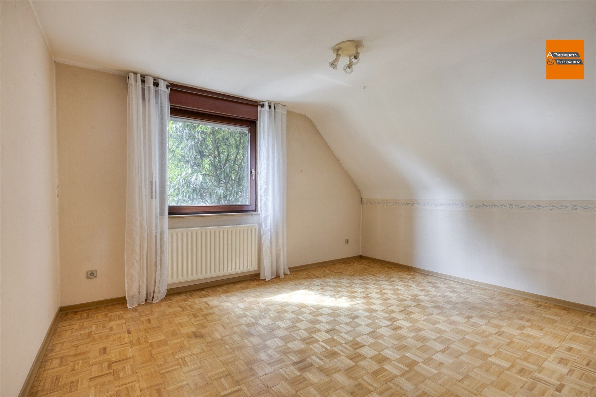 Ruime villa  met 5 slpk, garage en grote tuin foto 25