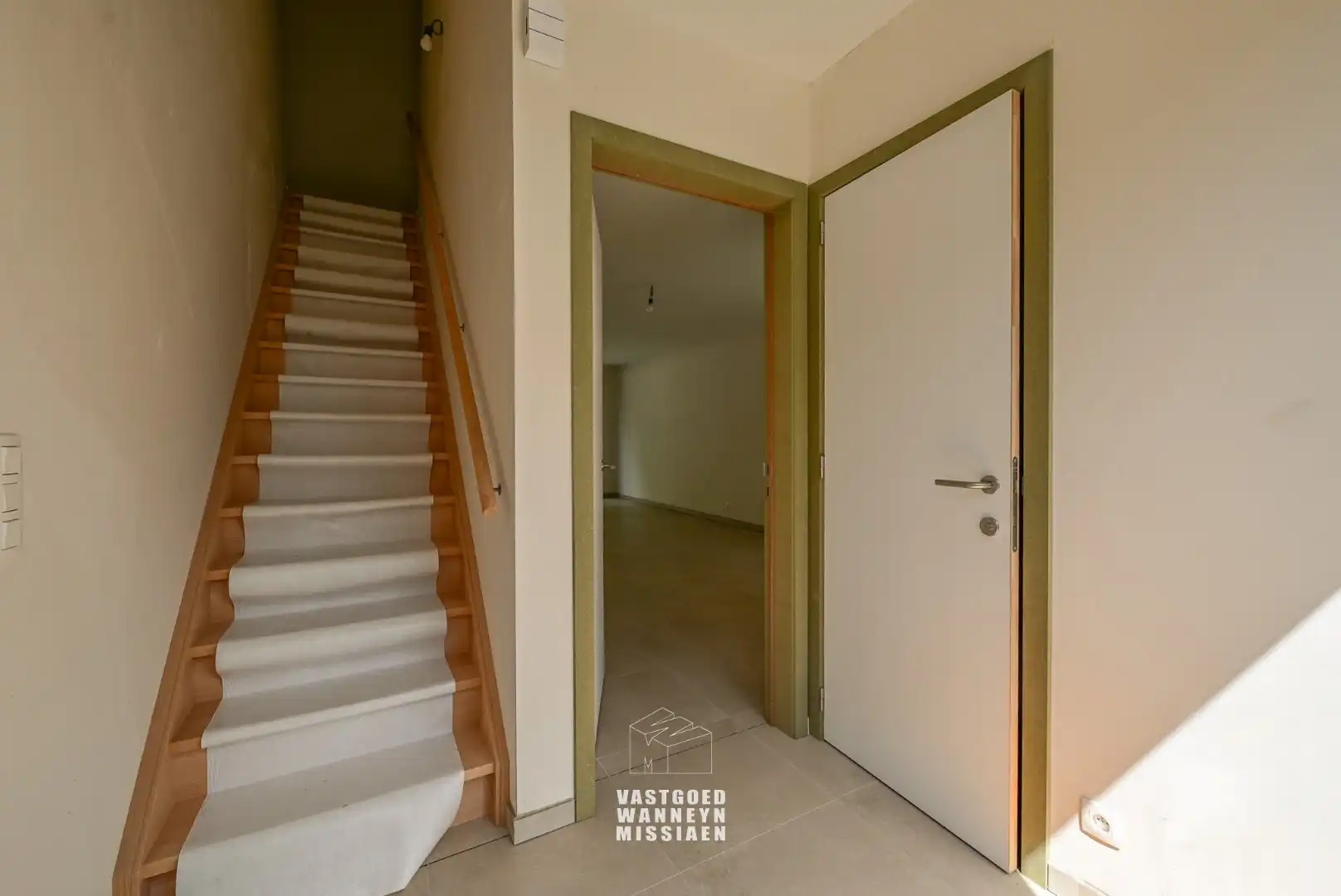 Moderne energiezuinige halfopen woning met 3 slaapkamers, tuin en carport foto 6
