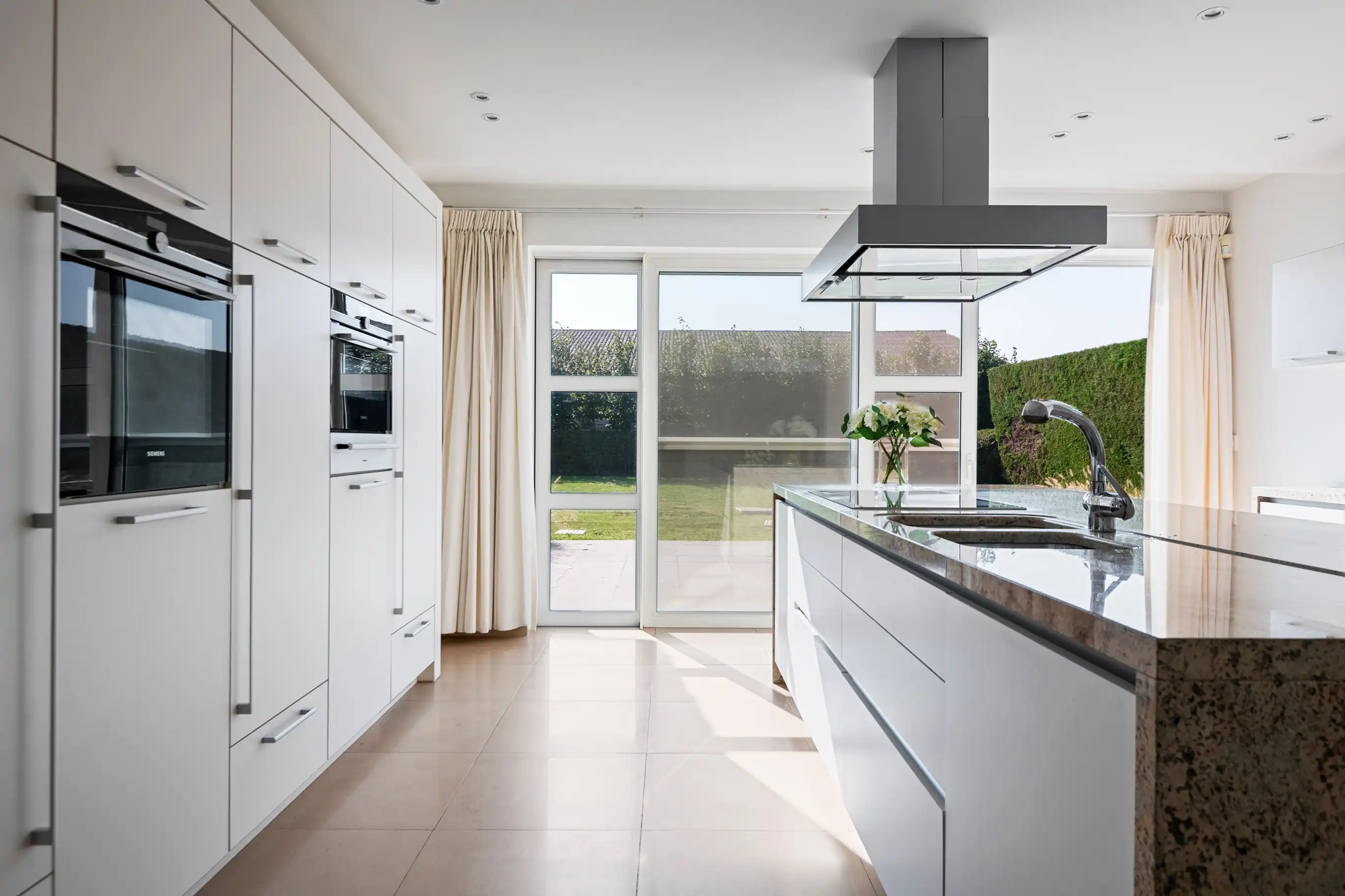 Tijdloze landbouwwoning met drie loodsen foto 3