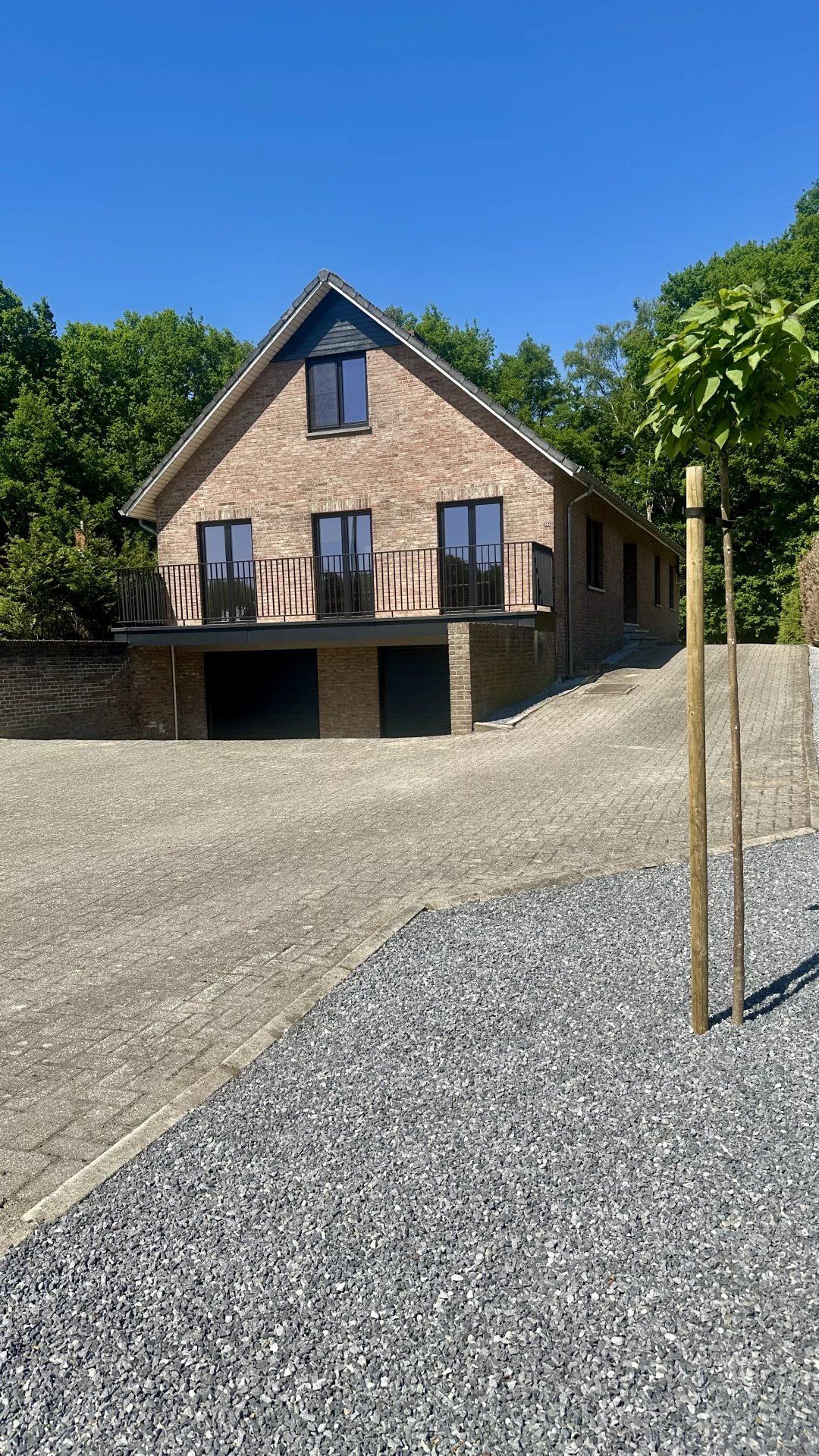 volledig gerenoveerde gezinswoning in Houthalen-Helchteren met 5 slaapkamers en toegang tot natuurgebied foto {{pictureIndex}}