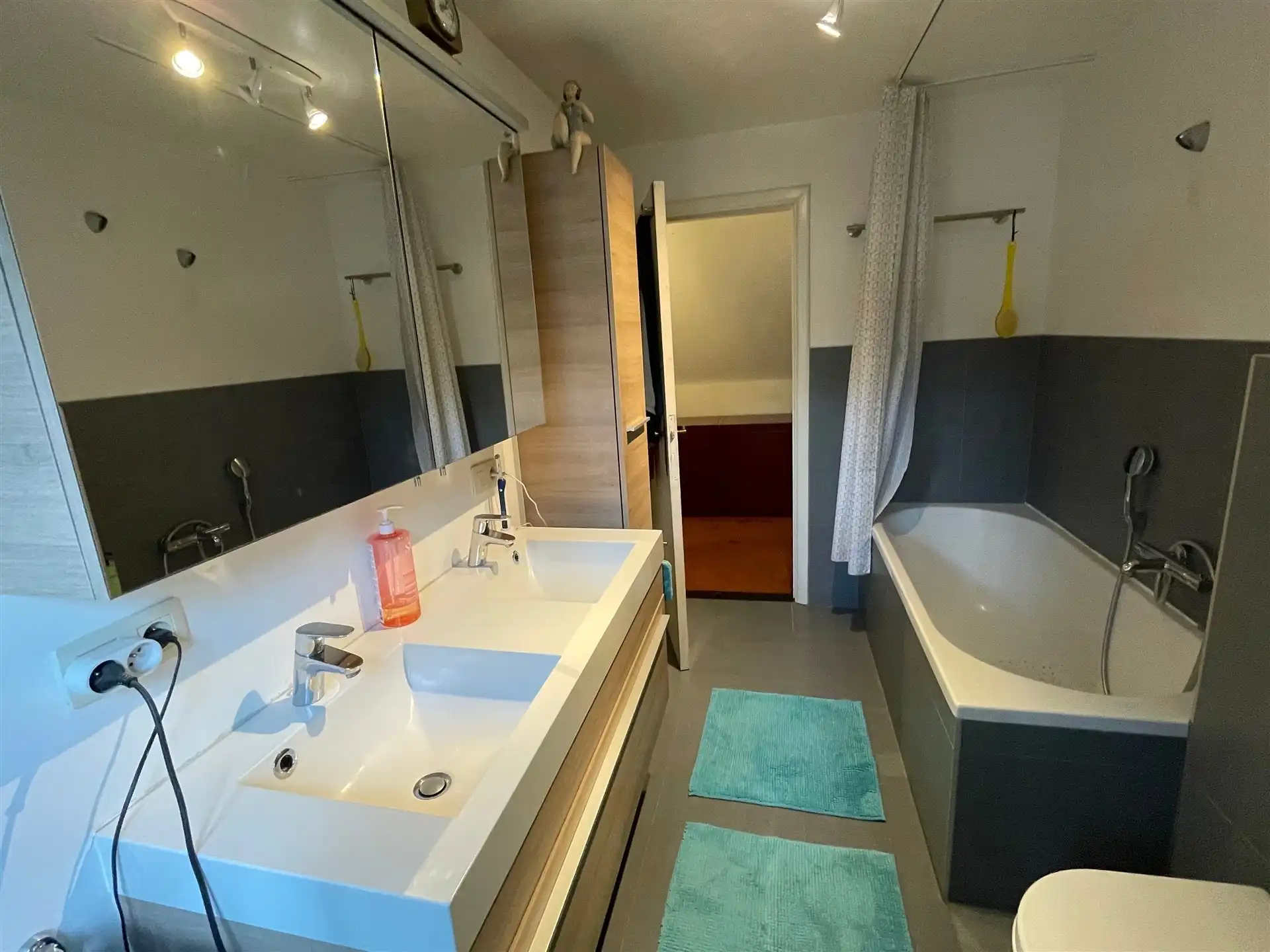 Prachtig midden in het groen gelegen villa in landelijke stijl met tuin en garage. foto 25