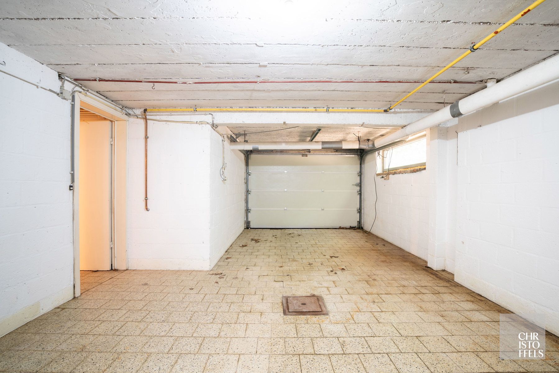 Deels gerenoveerde laagbouwvilla, residentieel gelegen in de bossen op een uitgestrekt perceel van 3.981m² foto 23