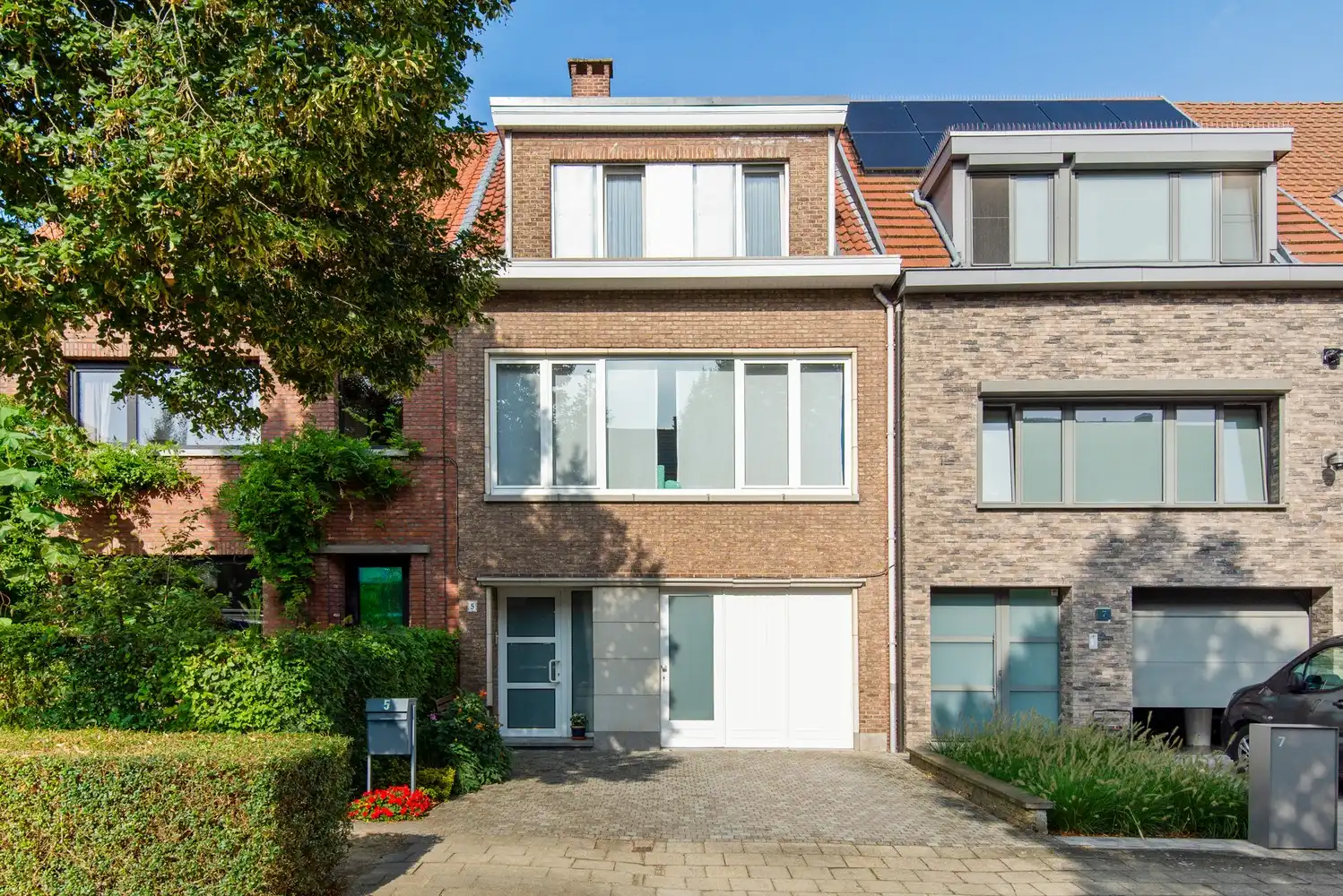 Ruime bel-etagewoning met vier slaapkamers op uitstekende locatie te Mortsel foto {{pictureIndex}}