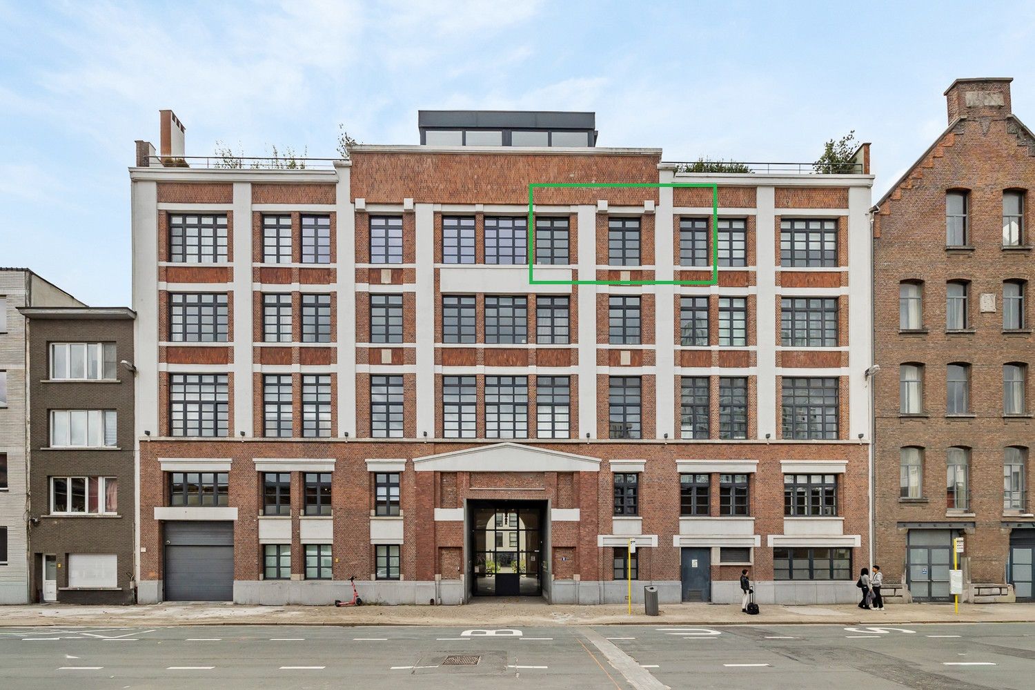 Zalige loft van 161m² (EPC A!) met zonnepanelen en heerlijk zonneterras in rustig, groen woonerf aan het Eilandje! foto {{pictureIndex}}