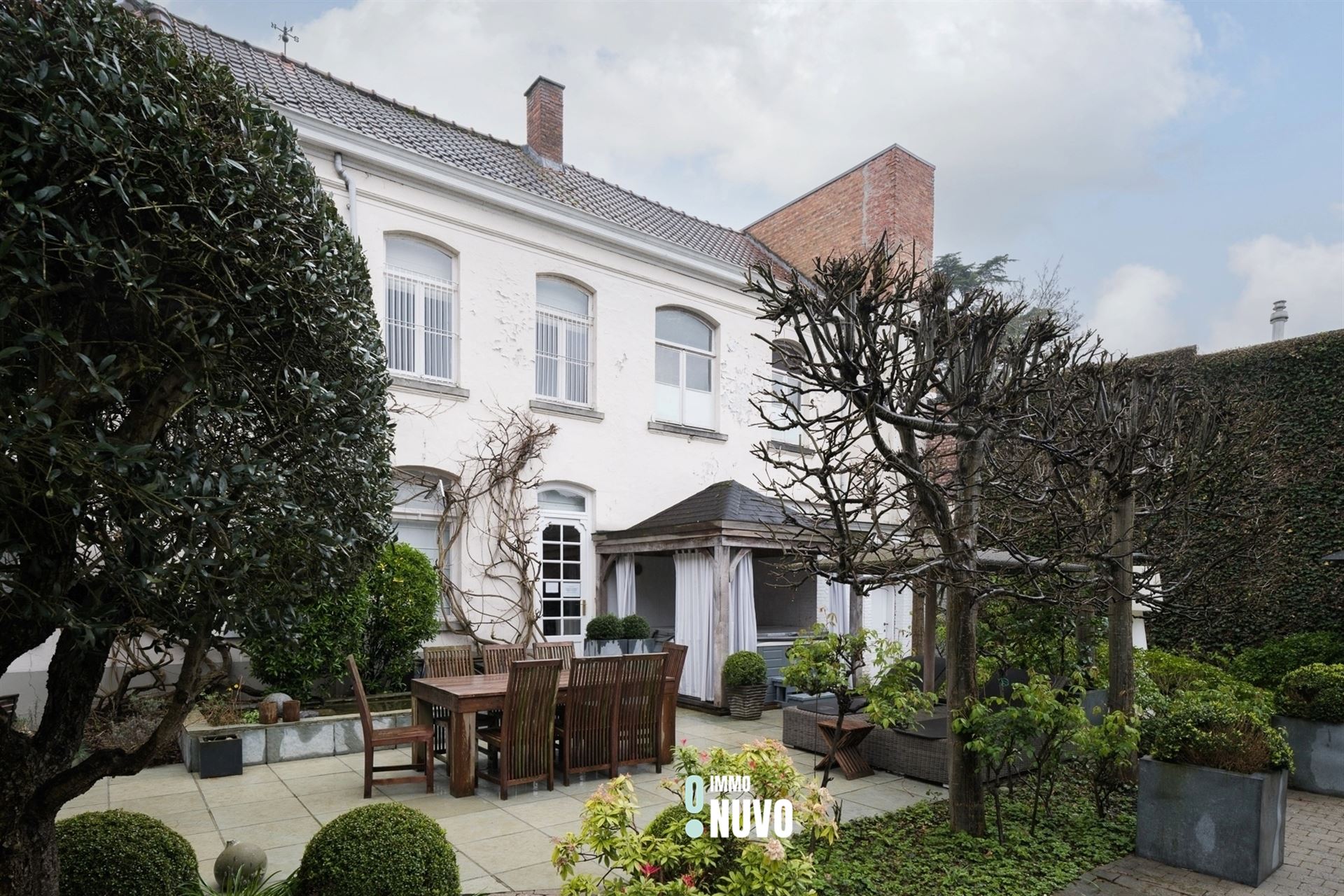 Exclusief herenhuis met handelspand op toplocatie te Aalst. foto 18
