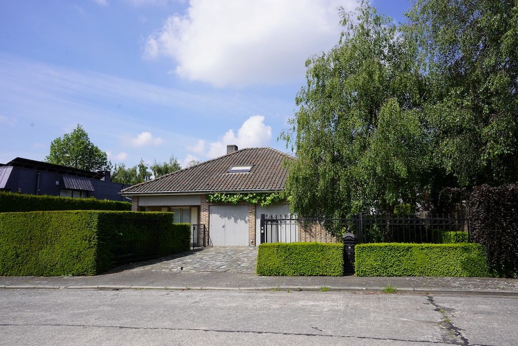 Residentieel gelegen bungalow op 910 m² voorzien van 4 slaapkamers foto 3