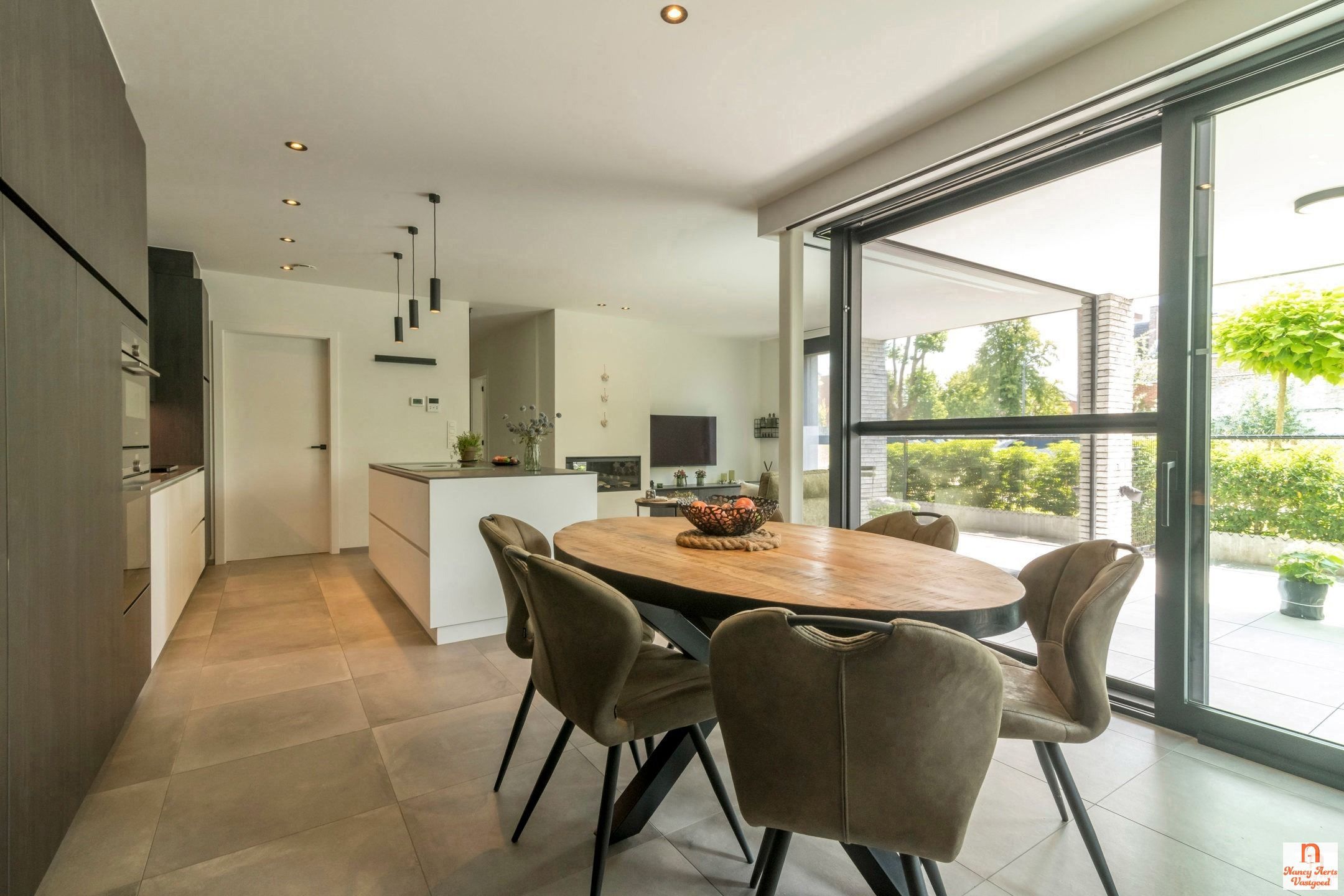 Ruimtelijk wonen met verfijnde afwerking in hartje Koersel foto 11
