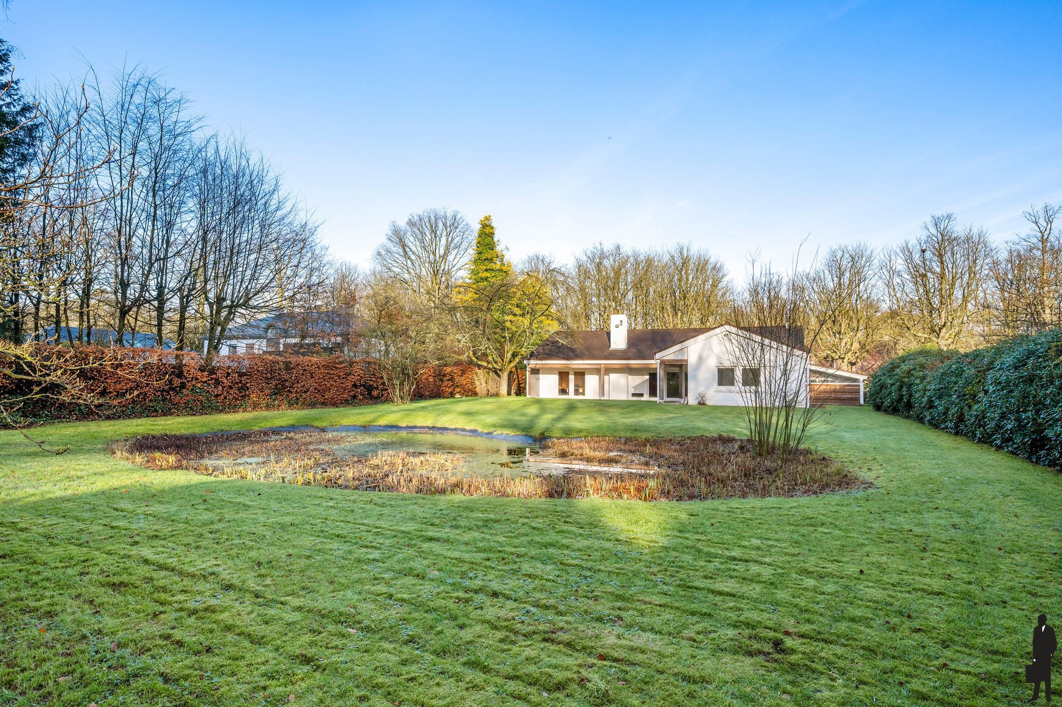 Een volledig te renoveren gelijkvloerse villa (heden kantoor) op ca. 2.438 m² foto 2