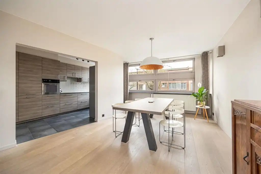 Ruime woning met inpandige garage en tuin foto 7