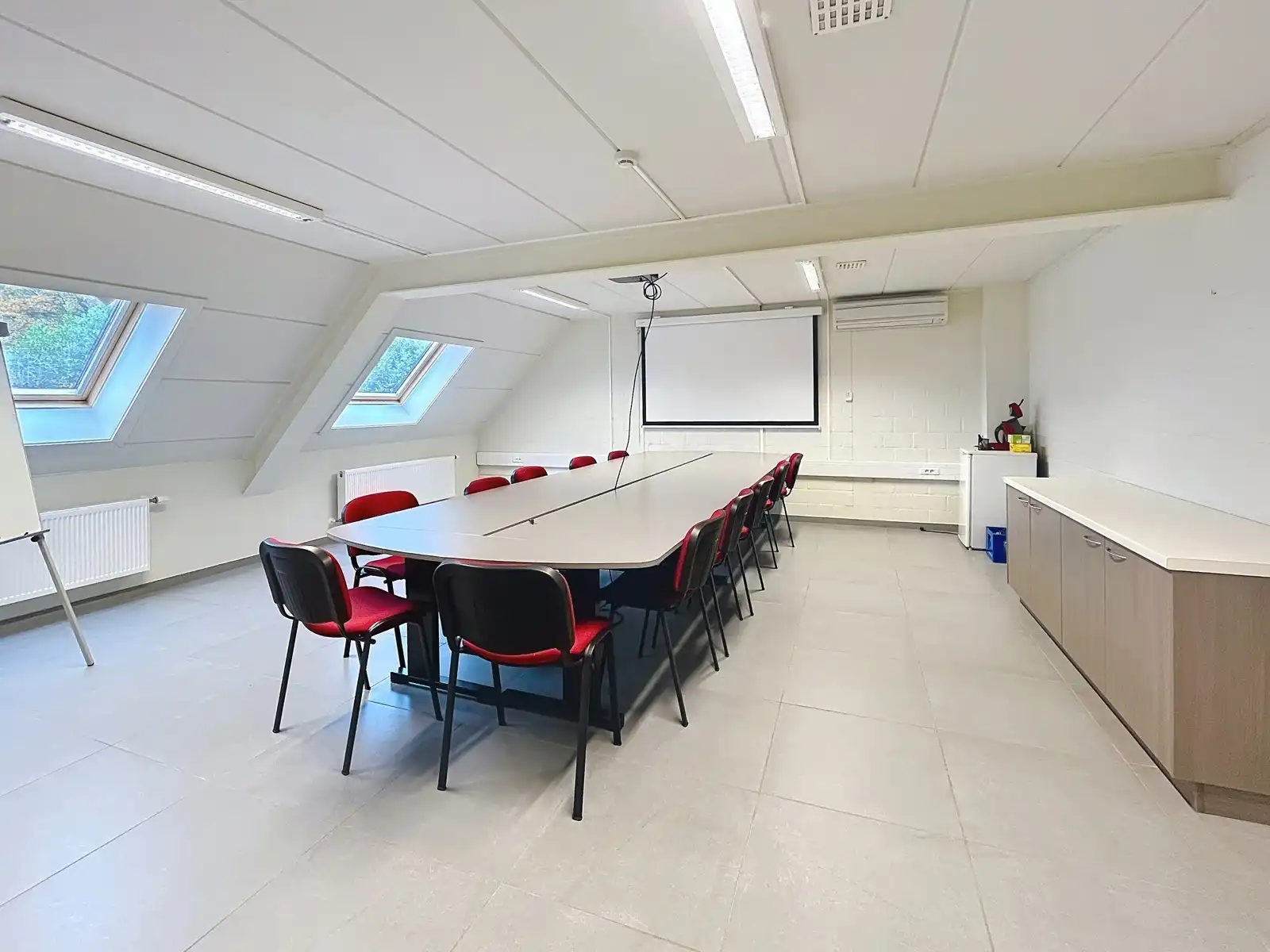 Vlot bereikbare kantoorruimtes in Kinrooi.  foto 2