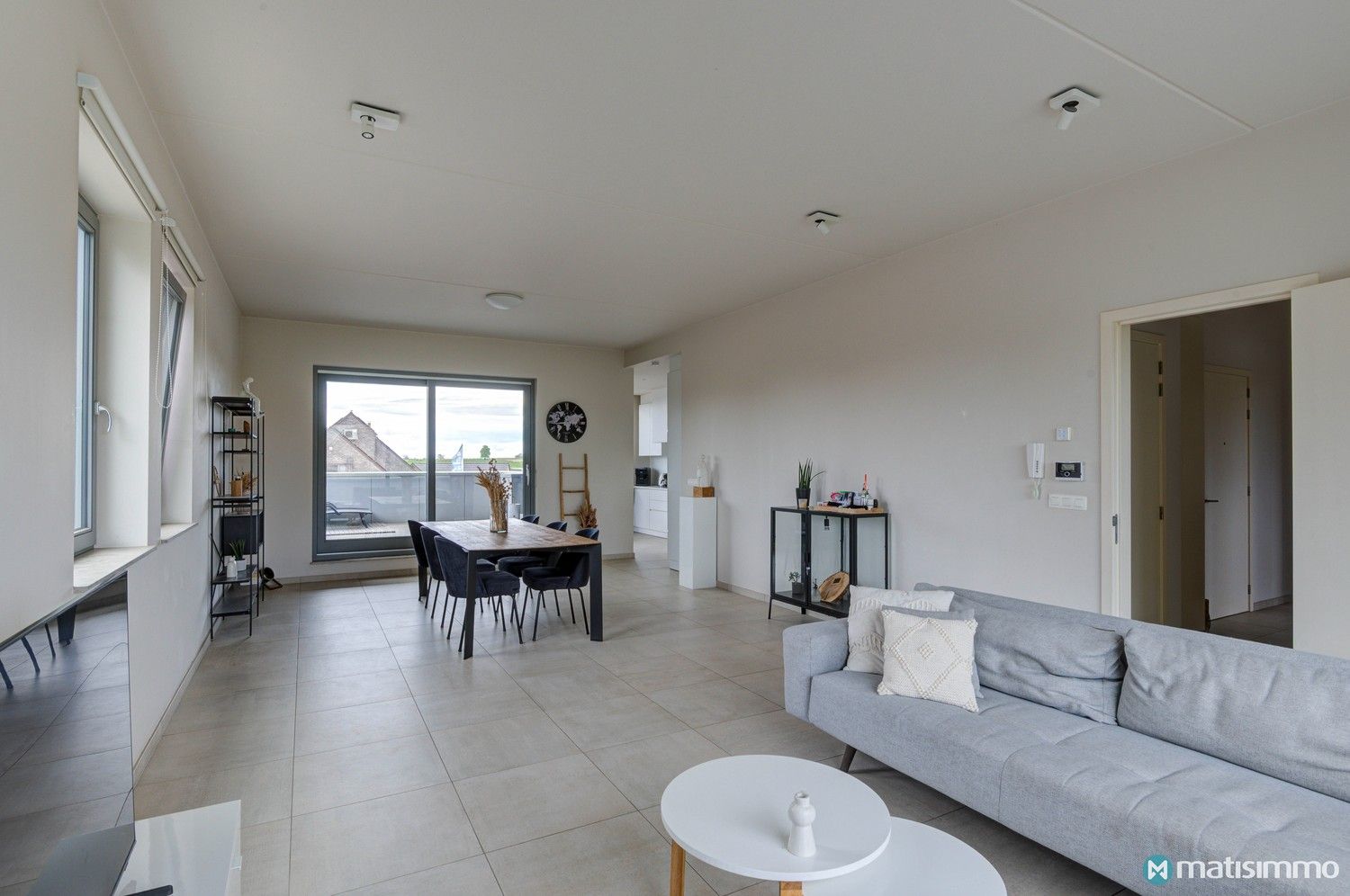INSTAPKLAAR APPARTEMENT MET TWEE SLAAPKAMERS, 2 TERRASSEN EN PARKING TE BILZEN foto 3