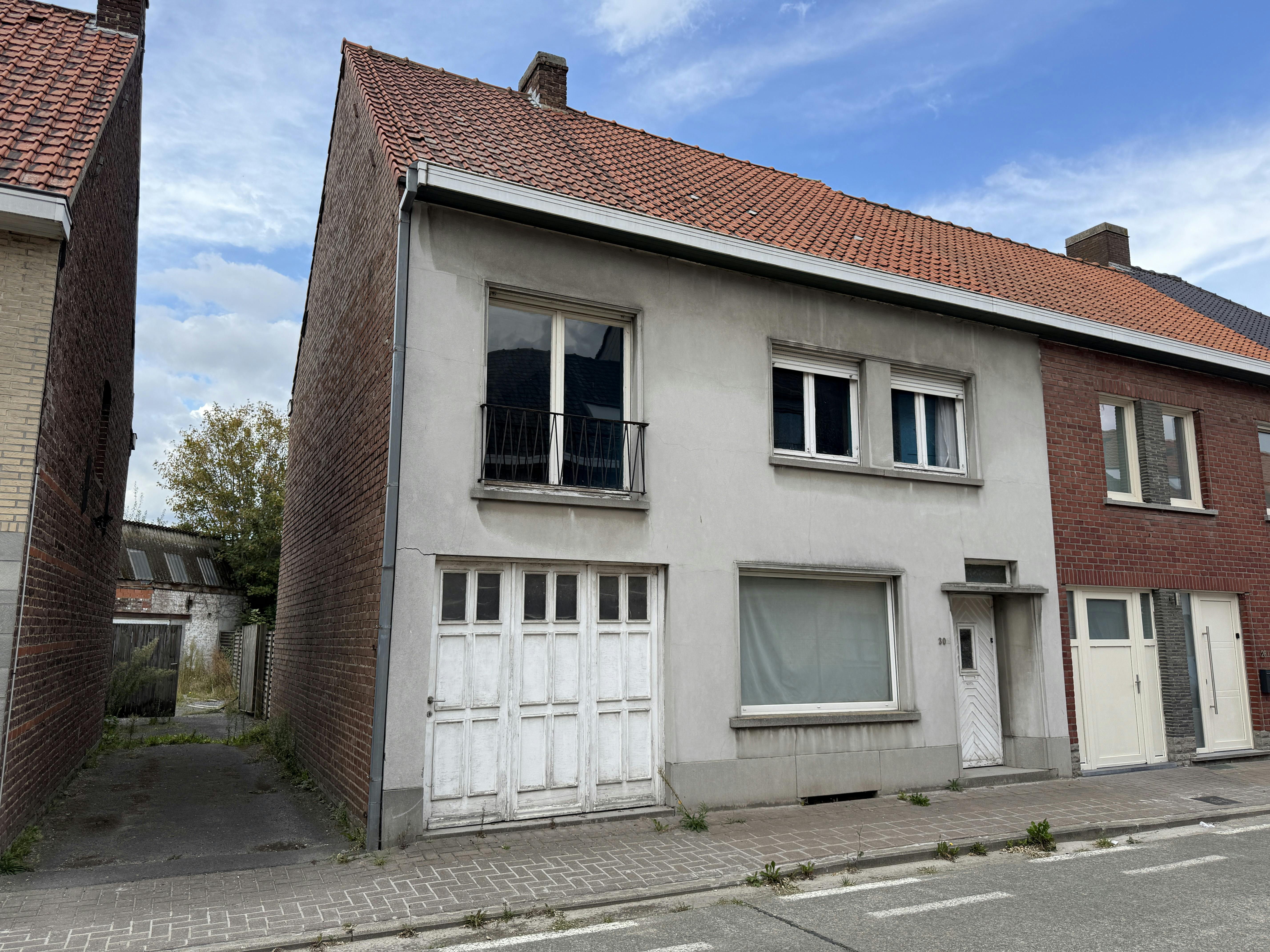Volledig te renoveren huis te koop in centrum Wielsbeke foto 2