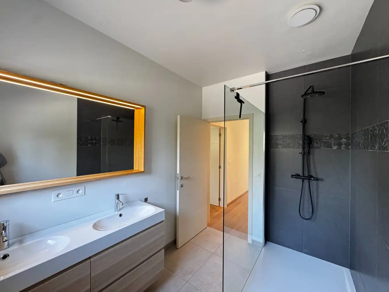 Architecturale woning met unieke split-level leefruimte in het groene Wiemesmeer foto 12