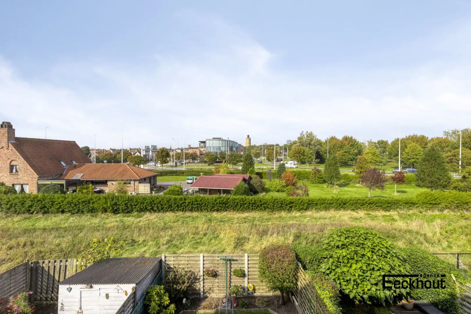 Te moderniseren woning op goede ligging met garage en tuin! foto 5