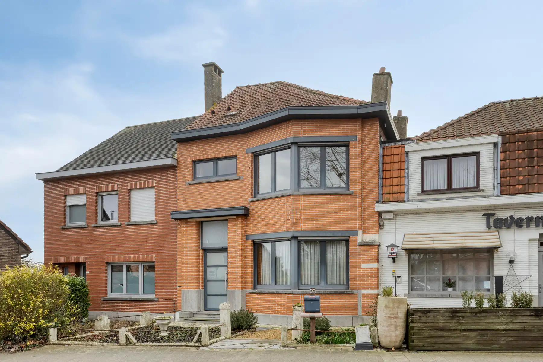 Hoofdfoto van de publicatie: Te renoveren Charmewoning op centrale ligging