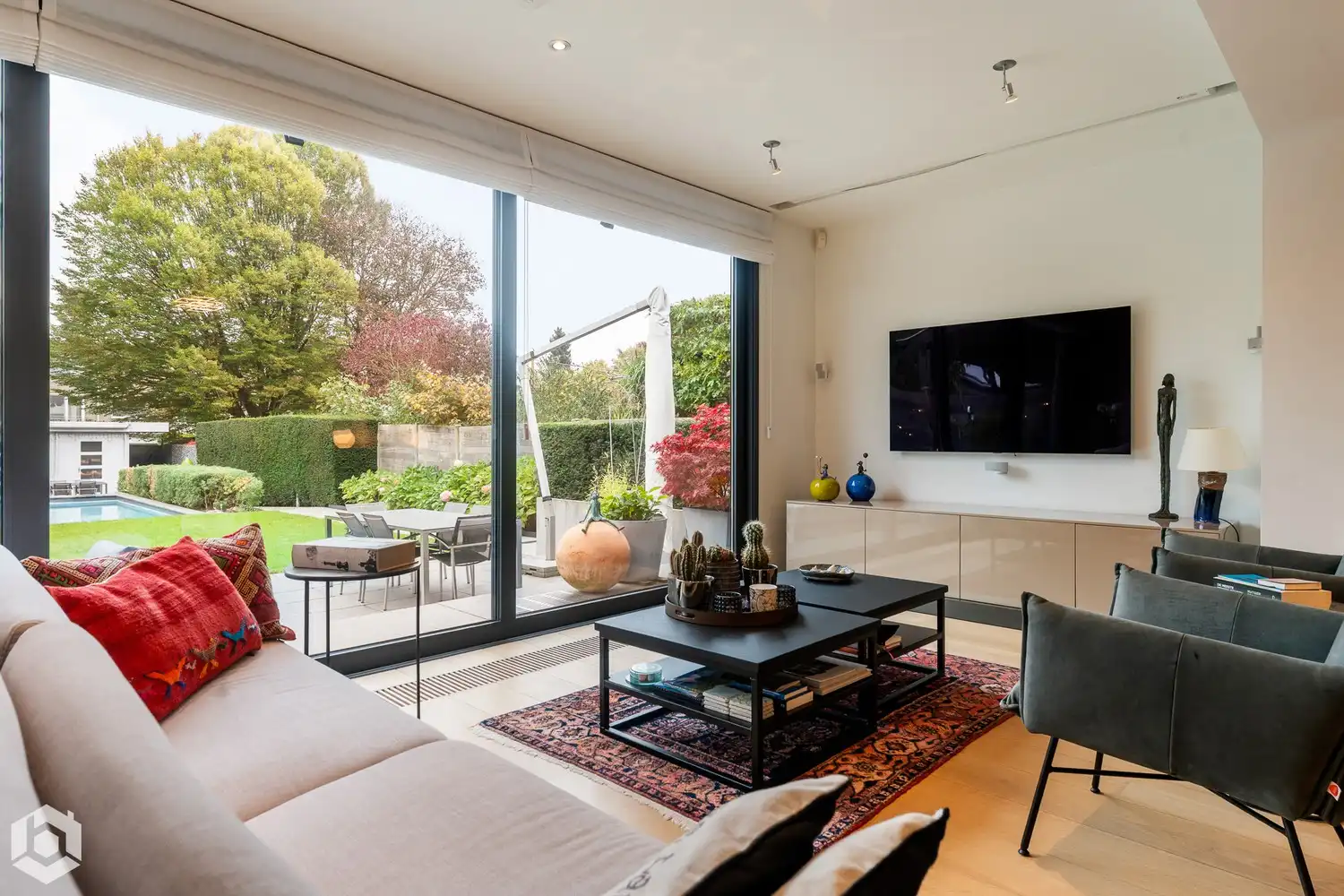 Exclusief gelijkvloers appartement met 2slpkrs, prachtige tuin en zwembad foto 3