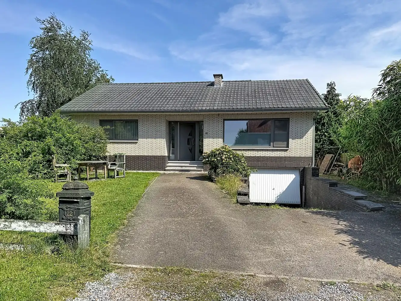 Te renoveren gelijkvloerse woning op een ruim, groen perceel in Hasselt foto {{pictureIndex}}