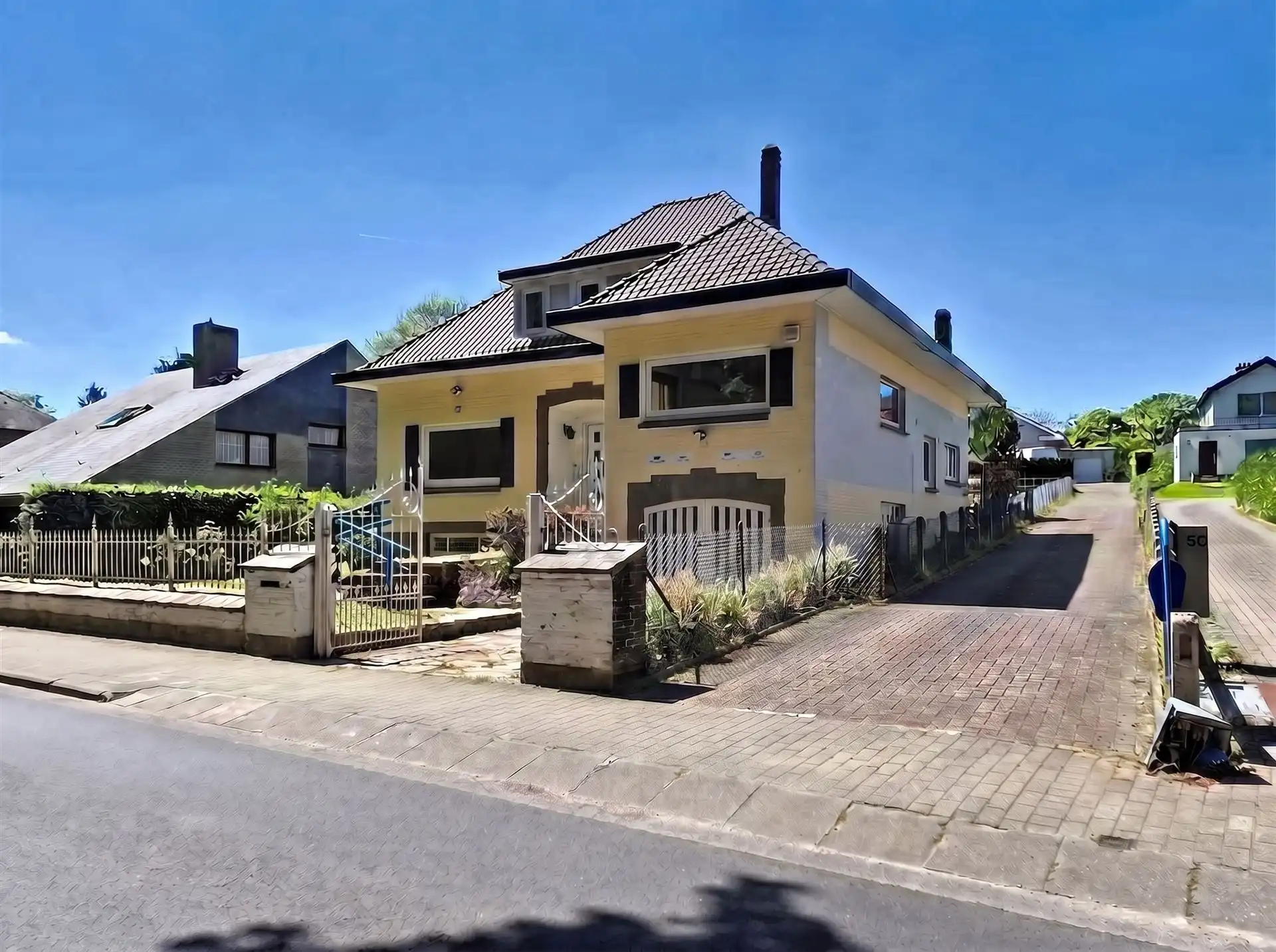 Prachtige te renoveren villa met ZW-gerichte tuin  foto 29