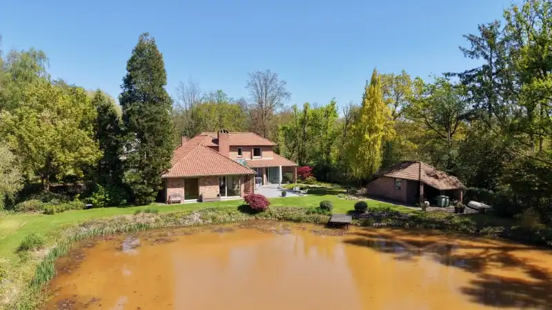 Exclusief gelegen villa van 345m² op 30 are met grote vijver foto 23