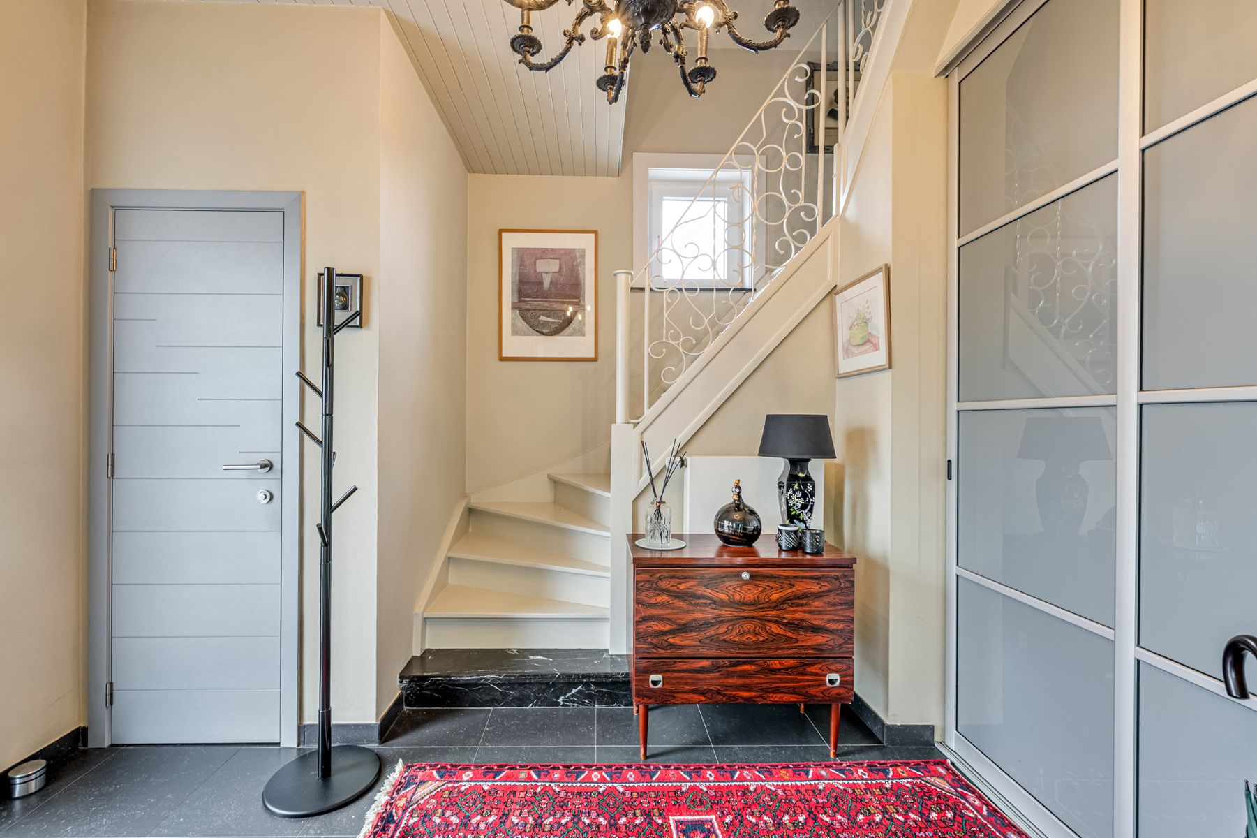 Instapklare en goed onderhouden villa met tuin en garage foto 4