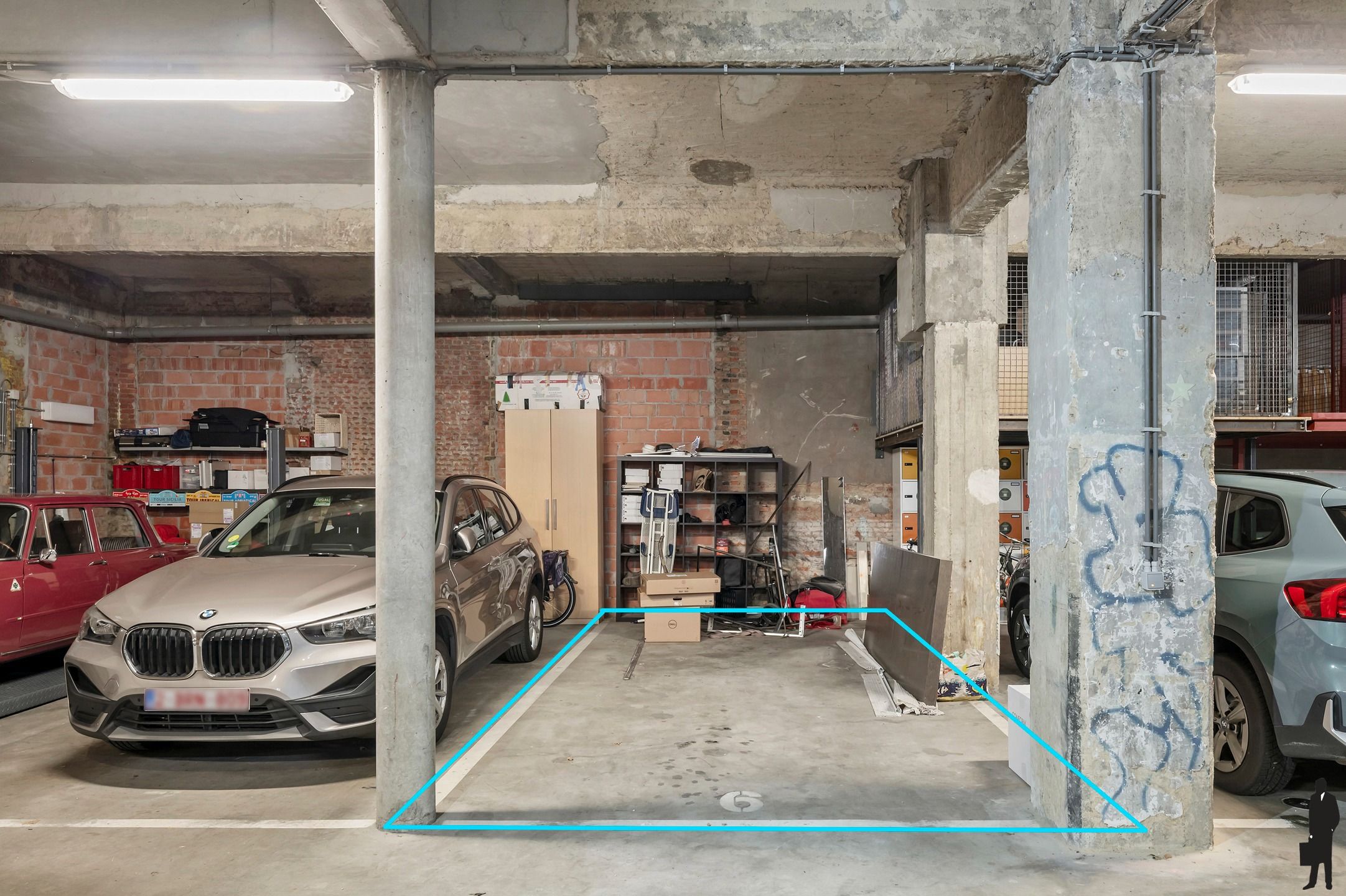 Lichtovergoten industriële loft met open structuur en ruwe materialen foto 14