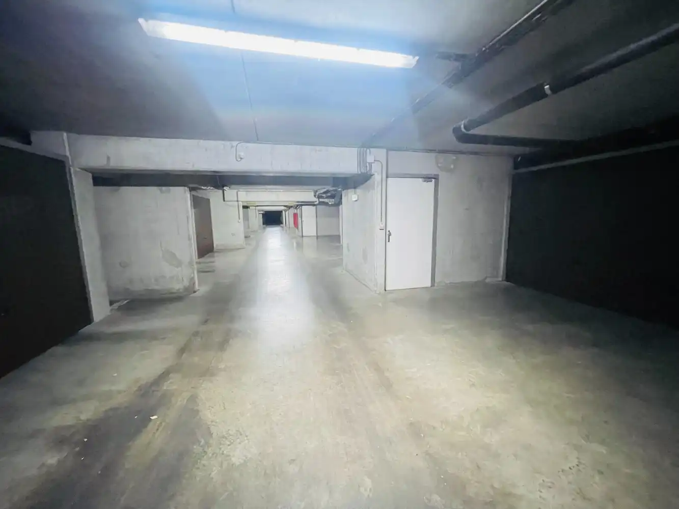 Brugge Sint-Michiels , ruime garagebox te koop in net gebouw. foto 4