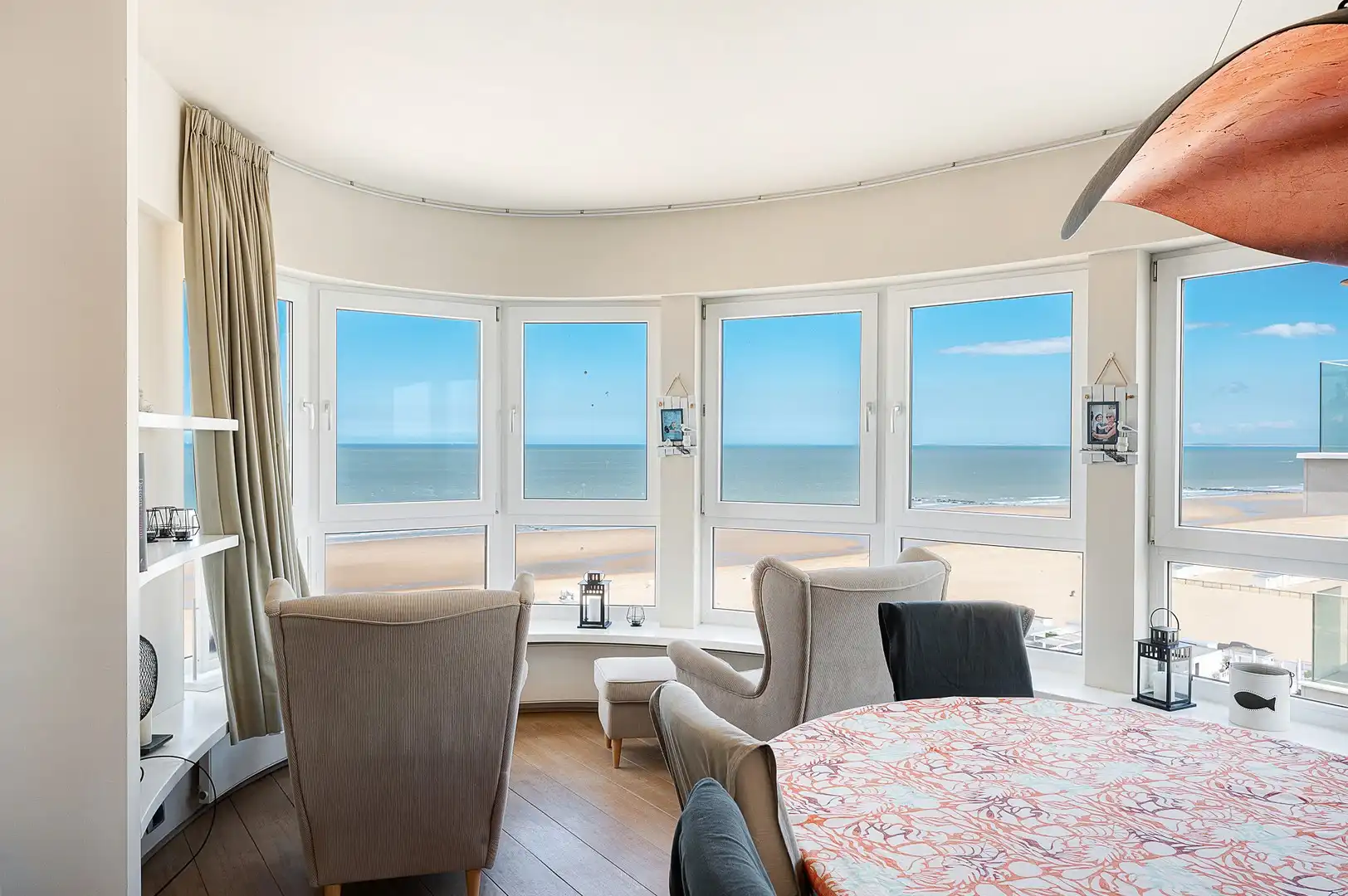 Schitterend hoekappartement in het hart van het Zoute met frontaal zeezicht. foto 2