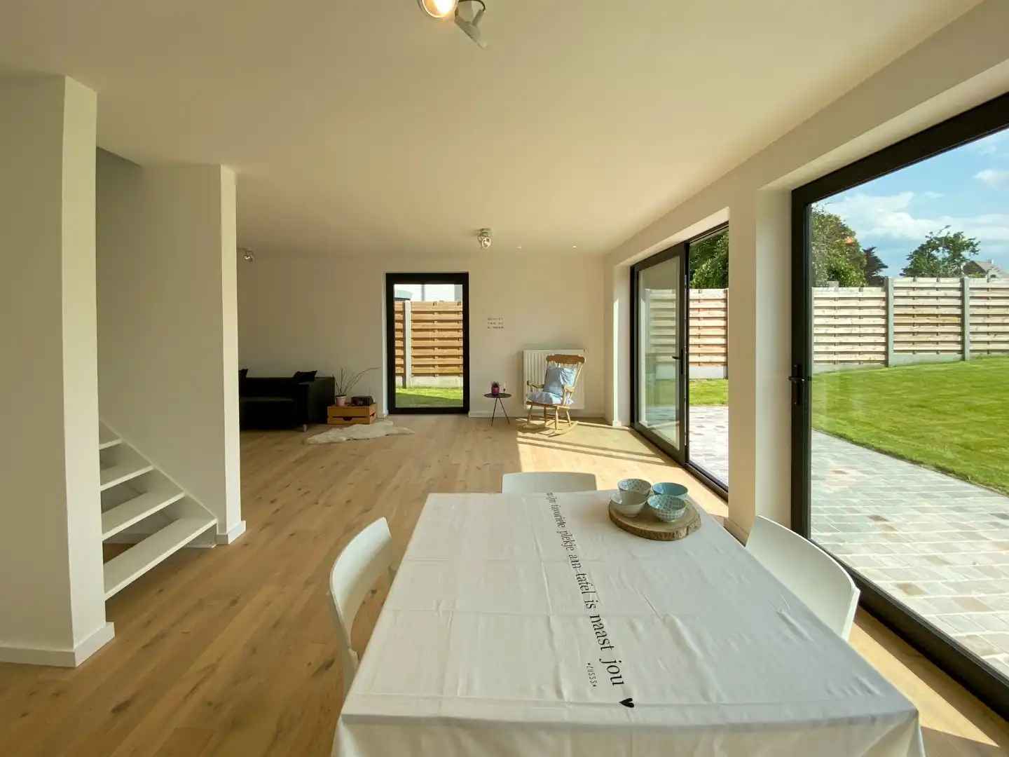 Recente woning met 3 slaapkamers, ruime oprit en tuin foto 11