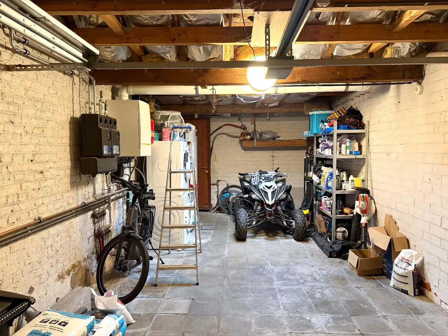 Instapklare brede rijwoning met herenhuisallure, garage en zonnige tuin te Kooigem foto 23