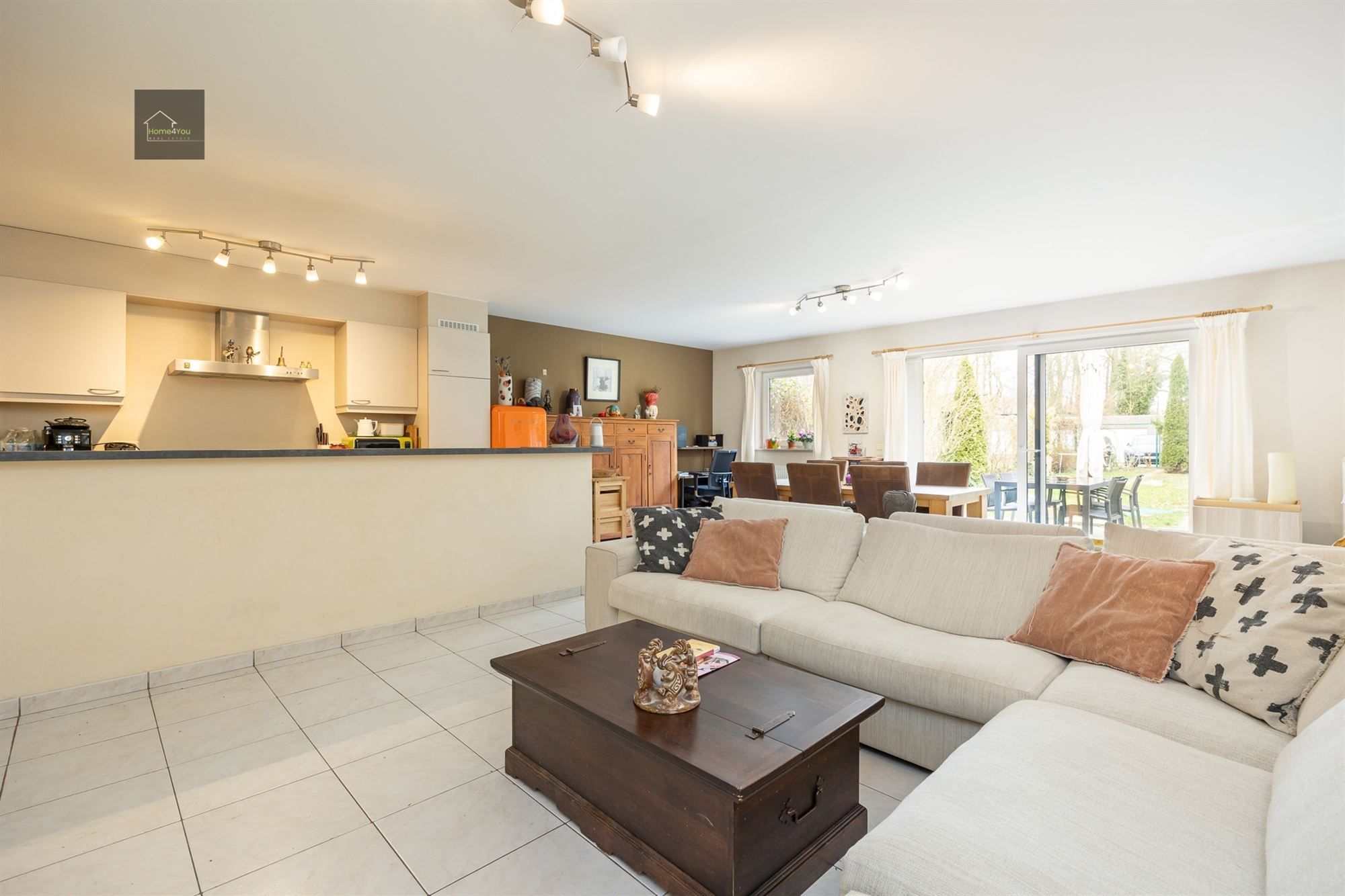 Ruim gelijkvloers appartement met tuin, parking en garagebox foto 3