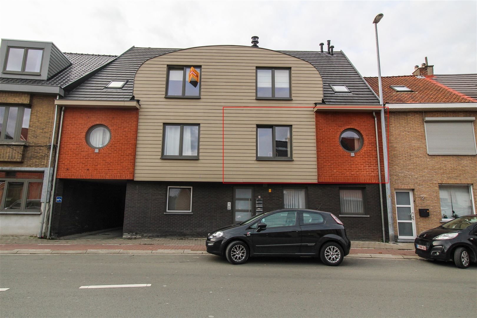 Instapklaar appartement met 2 slaapkamers en bijhorende autostaanplaats foto {{pictureIndex}}