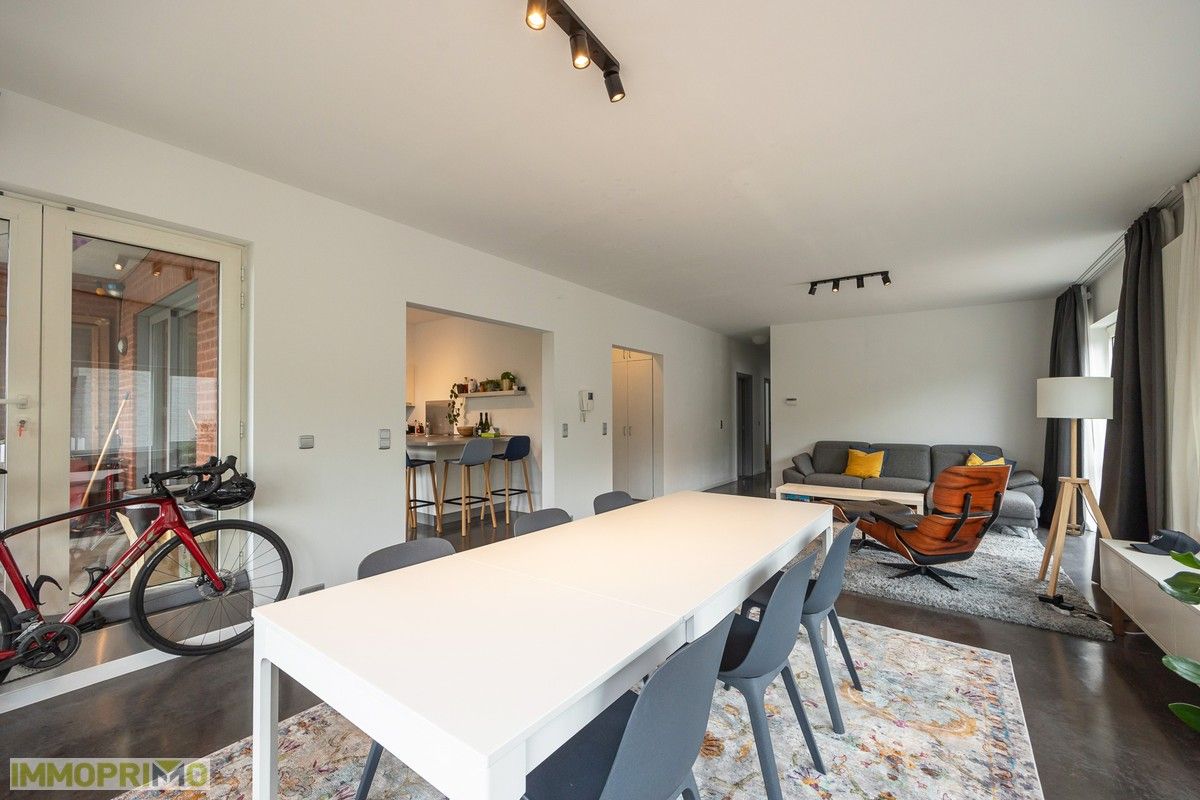 Ruim appartement met 3 slaapkamers en terras van 12 m2. foto 4