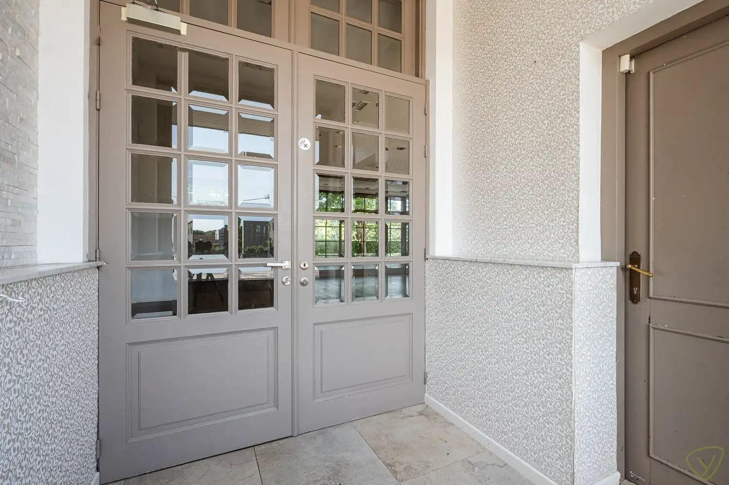 Veelzijdig handelspand met woonst op toplocatie in Lembeke foto 3