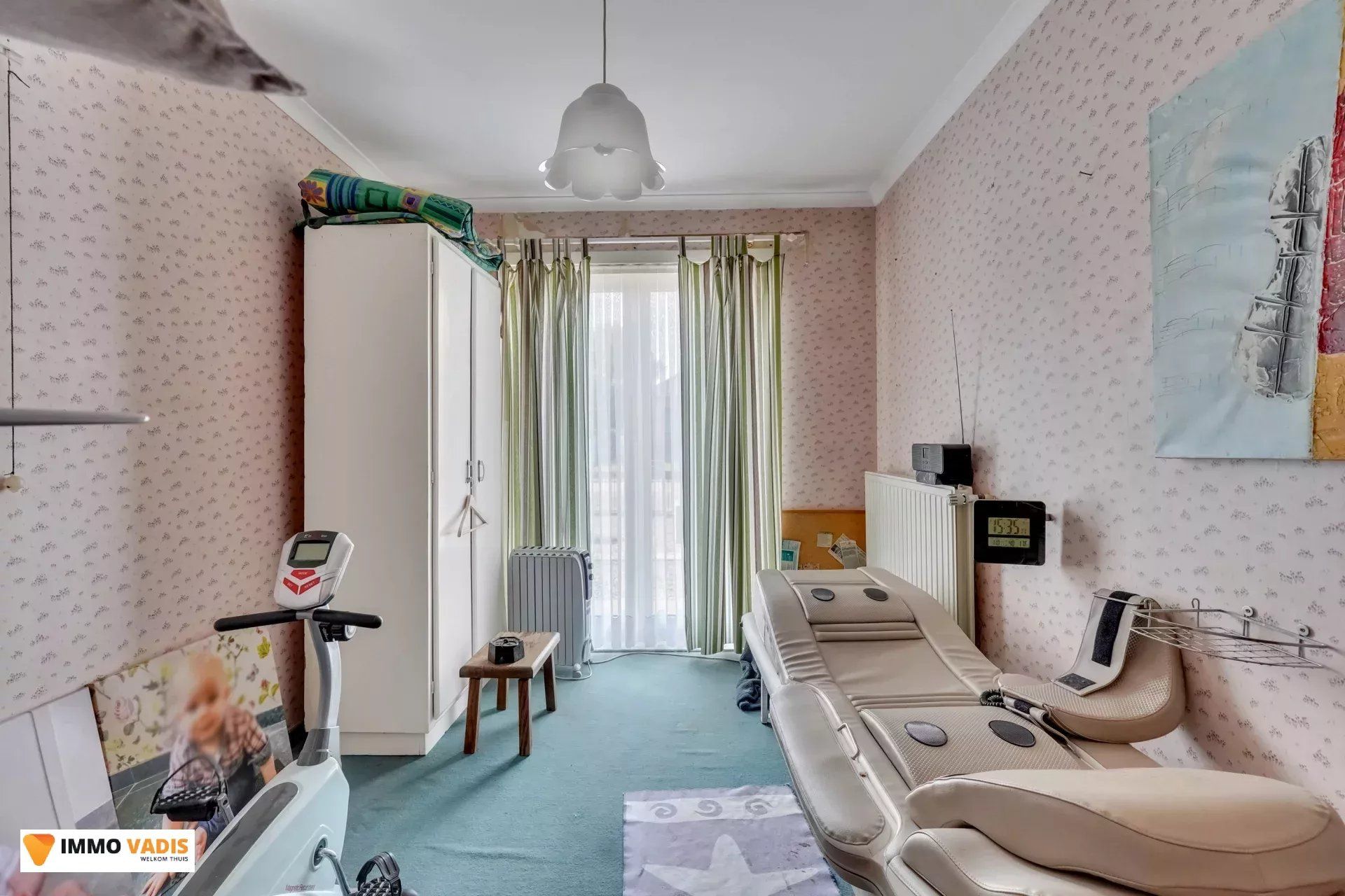 Te koop op lijfrente - Comfortabele villa met drie slaapkamers, twee garages en een magazijn. foto 14