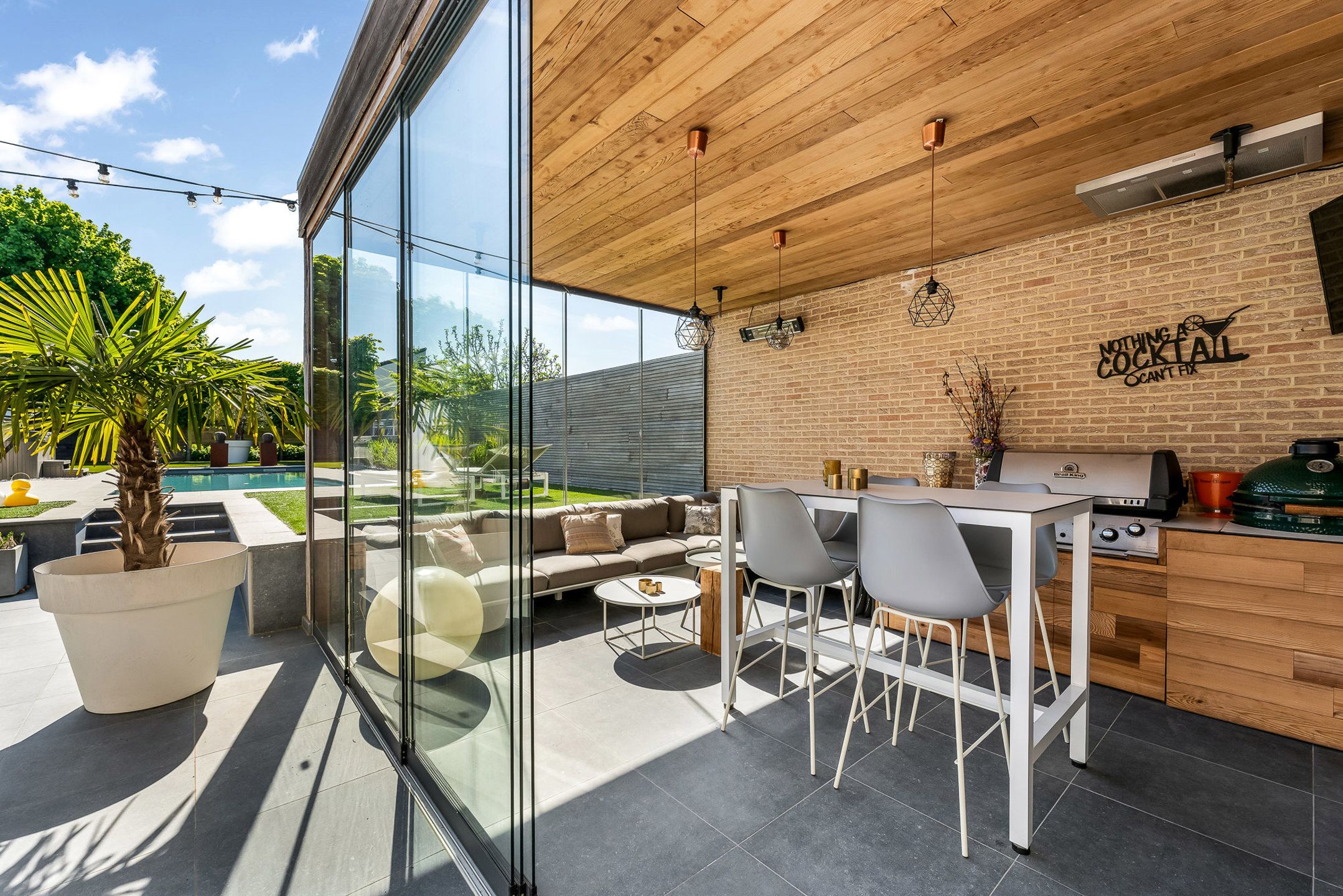 Exclusieve woning met zwembad en elegante tuin foto 3